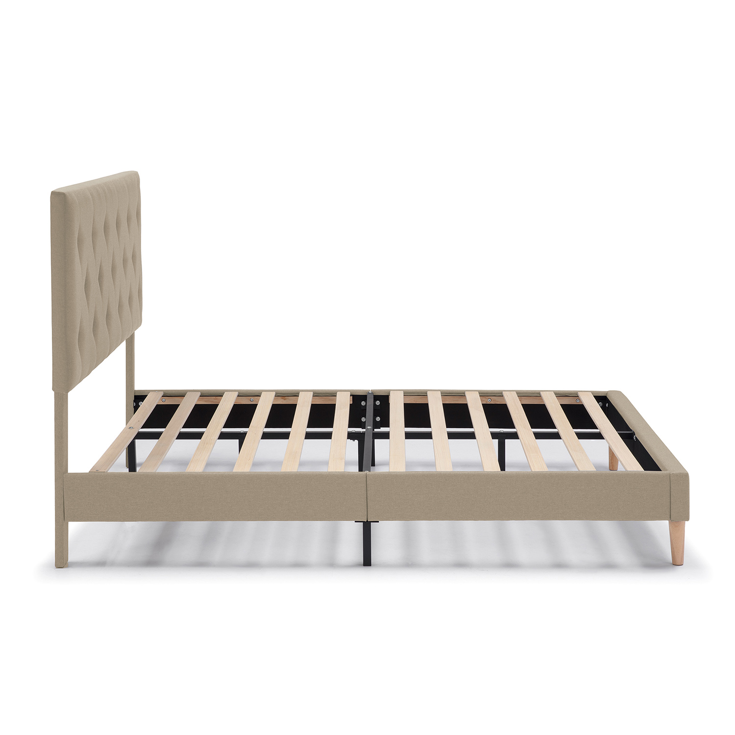Un somier tapizado beige con cabecero de rombos y listones de madera.