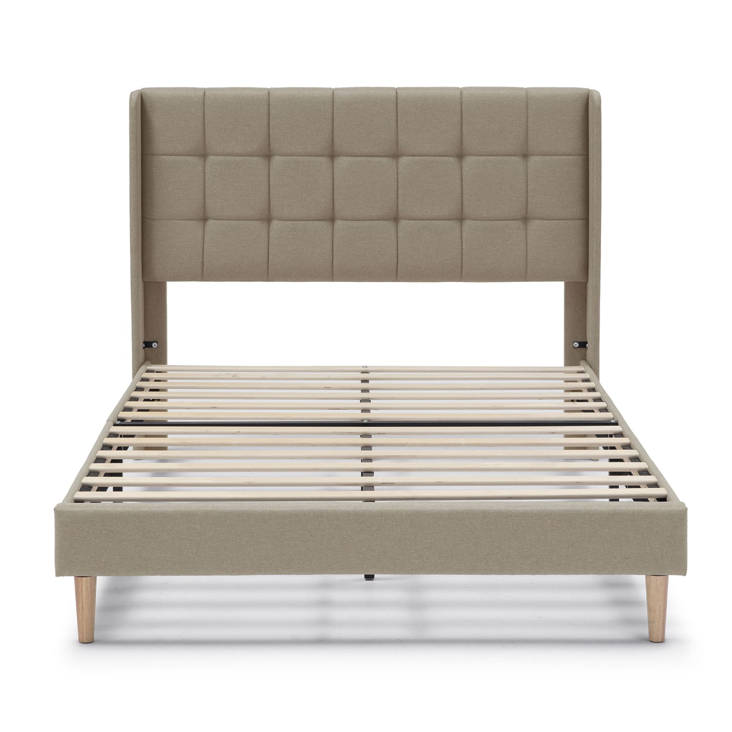 Estructura de cama tapizada beige con cabecero capitoné y somier de listones.