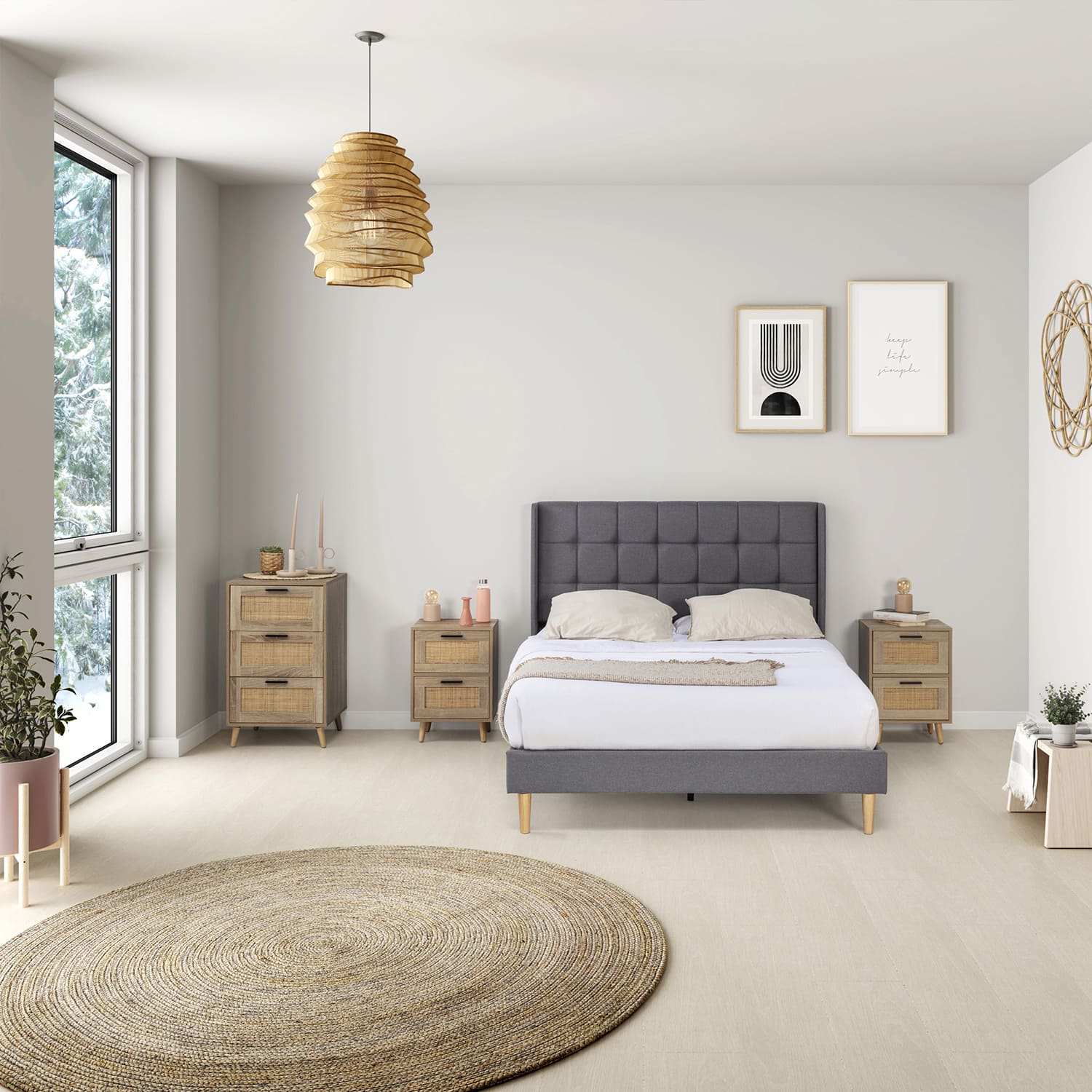 Un dormitorio con cama oscura, mesitas de noche, alfombra redonda y ventana.