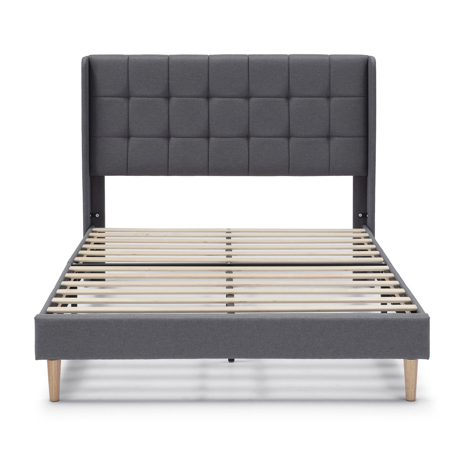 Cama de tela gris con cabecero tapizado y base de listones de madera.