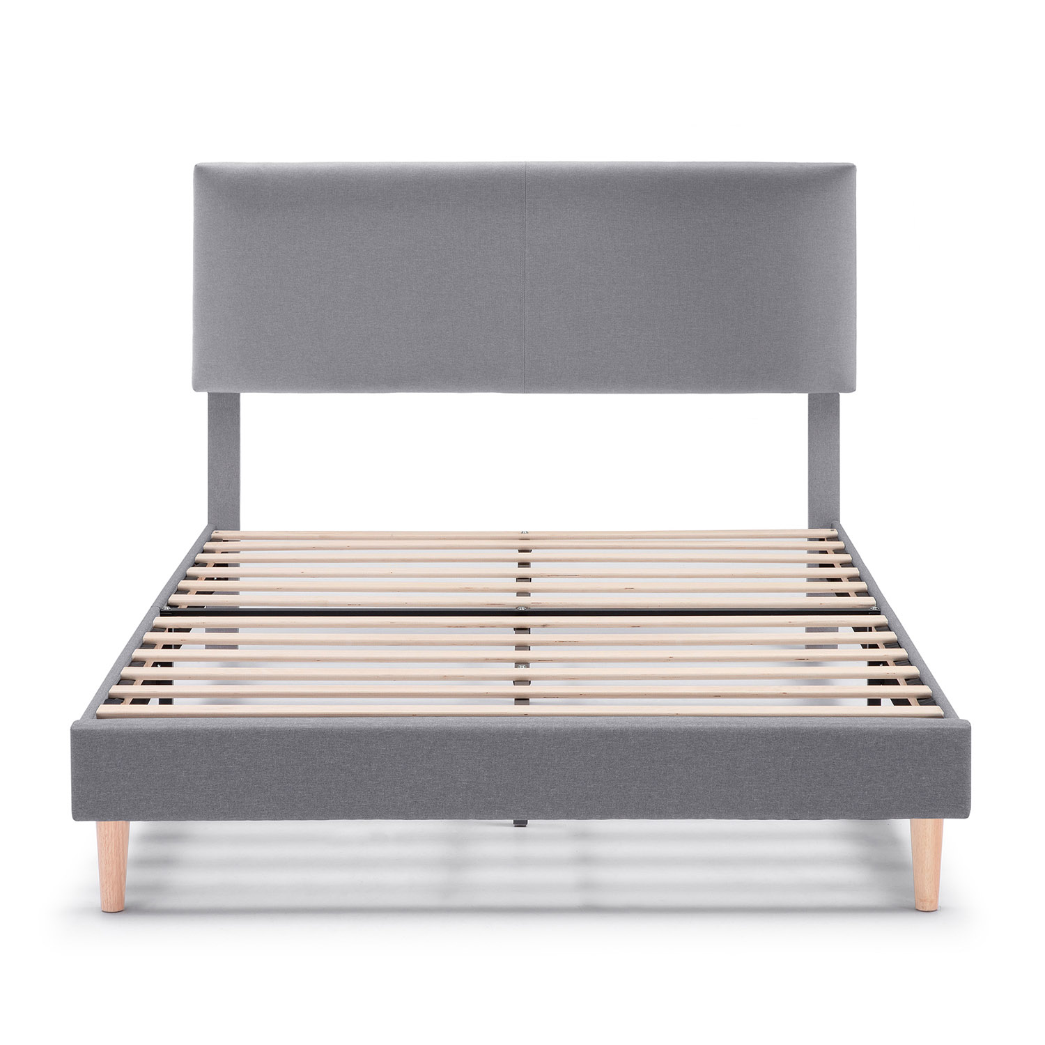Estructura de cama de tela gris con somier y patas de madera.