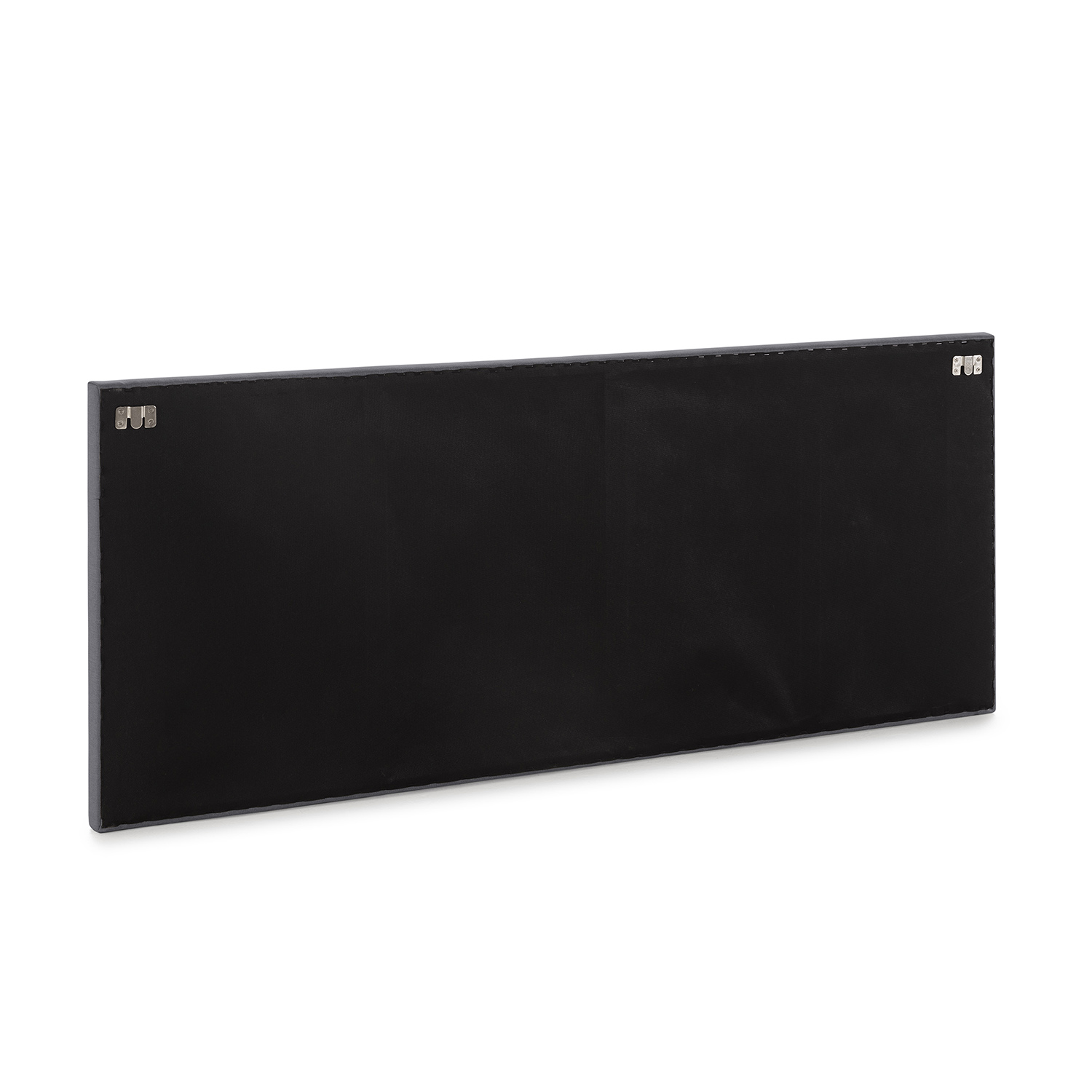 Parte posterior de un panel rectangular negro con ganchos plateados para colgar en ambos extremos.