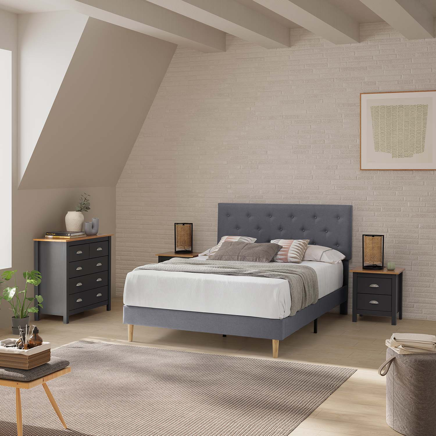Un dormitorio con cama gris, mesitas de noche, tocador y alfombra.