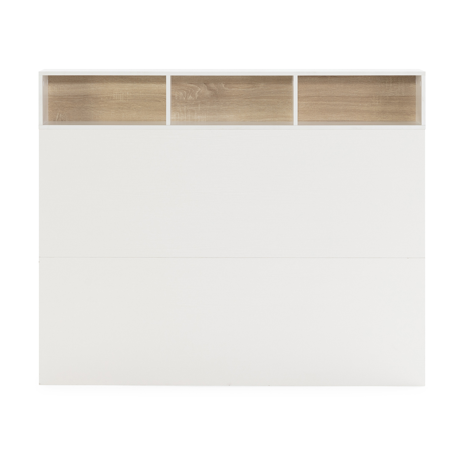 Un cabecero blanco con tres estantes abiertos de madera arriba.