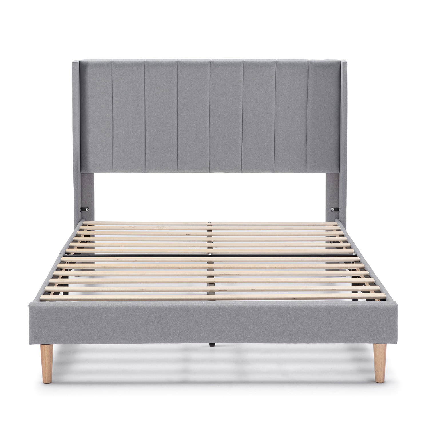 Estructura de cama de tela gris con somier y patas de madera, sobre fondo blanco.