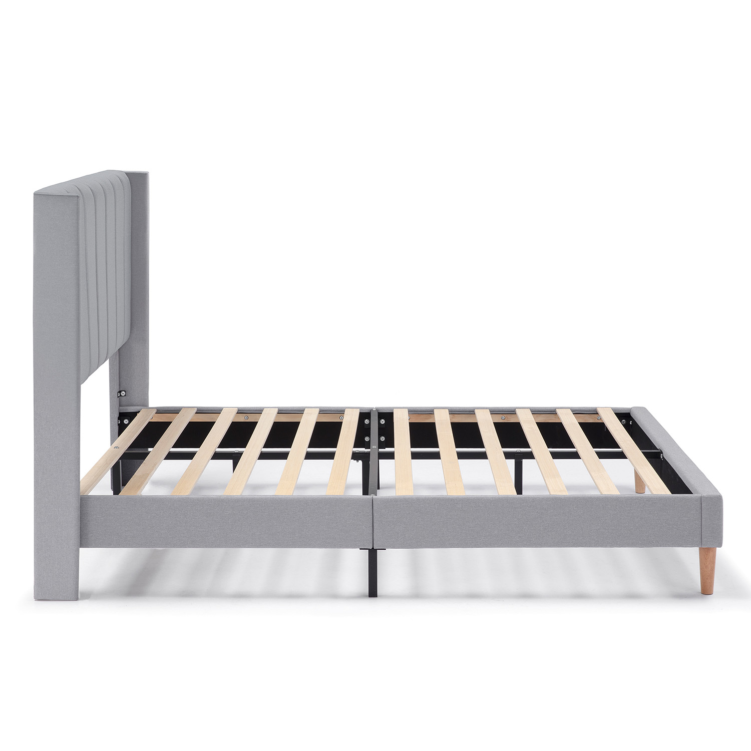 Estructura de cama de tela gris con somier de listones.