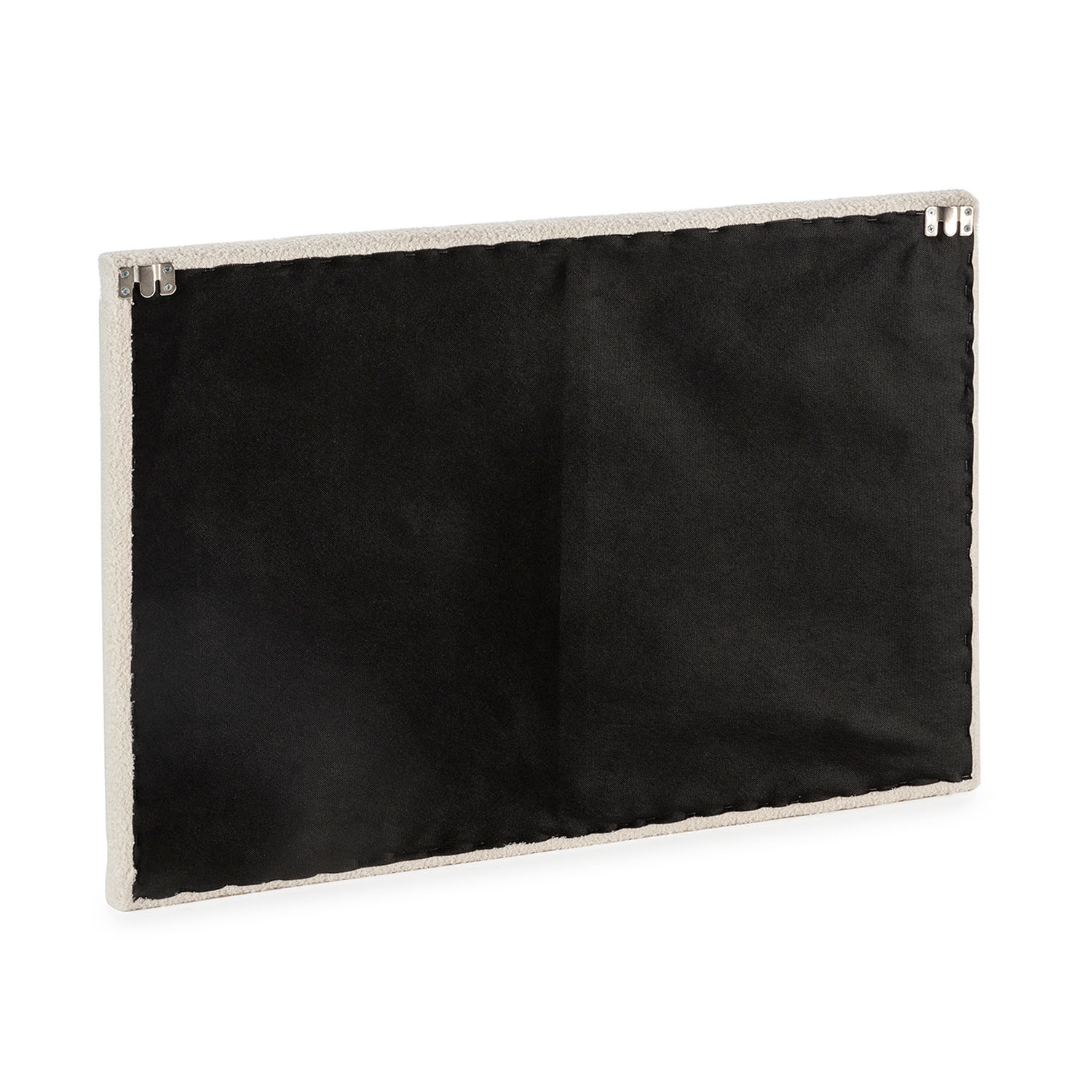 Reverso de un cojín tapizado beige claro con respaldo de tela negra y colgadores metálicos.
