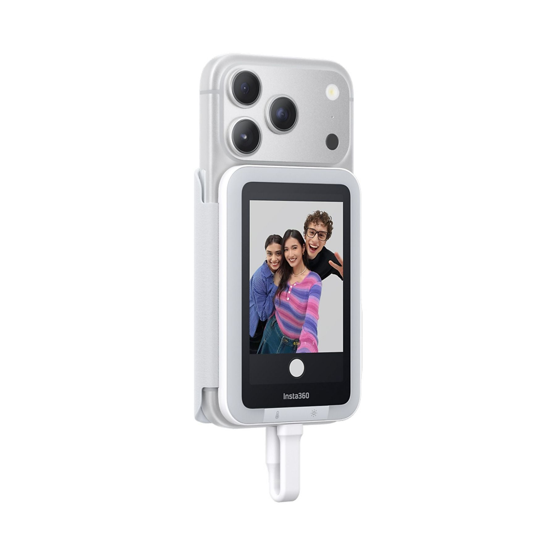 Un smartphone con accesorio de cámara muestra una selfie de tres jóvenes sonrientes.