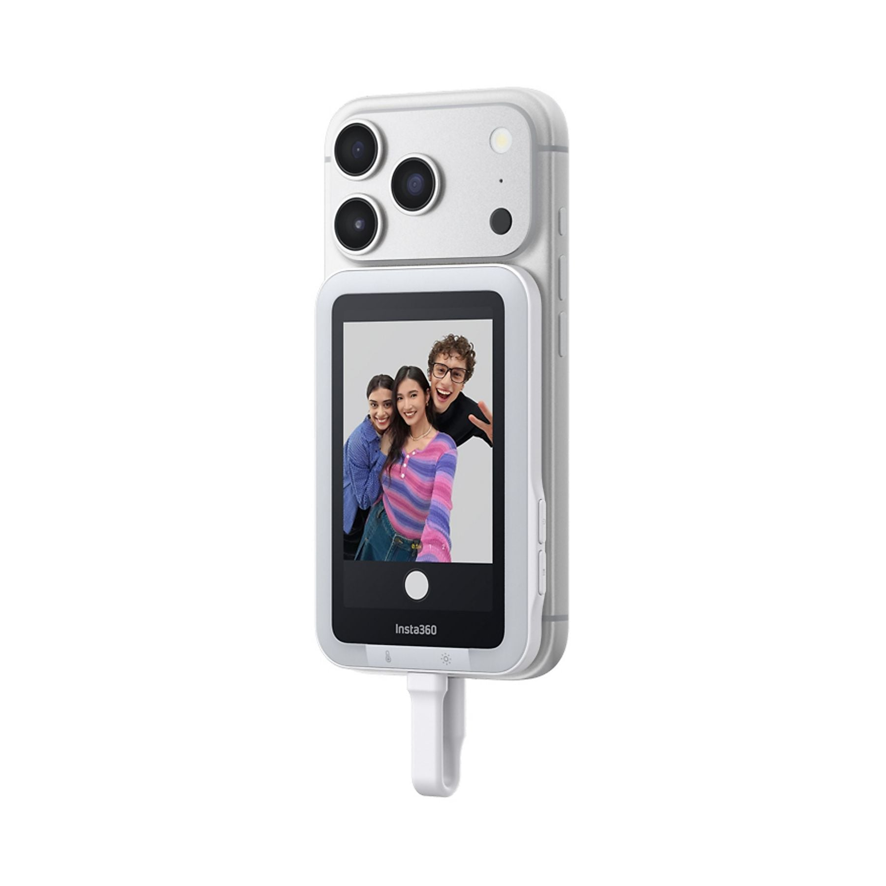 Teléfono inteligente plateado con cámaras y pantalla pequeña mostrando a tres personas.