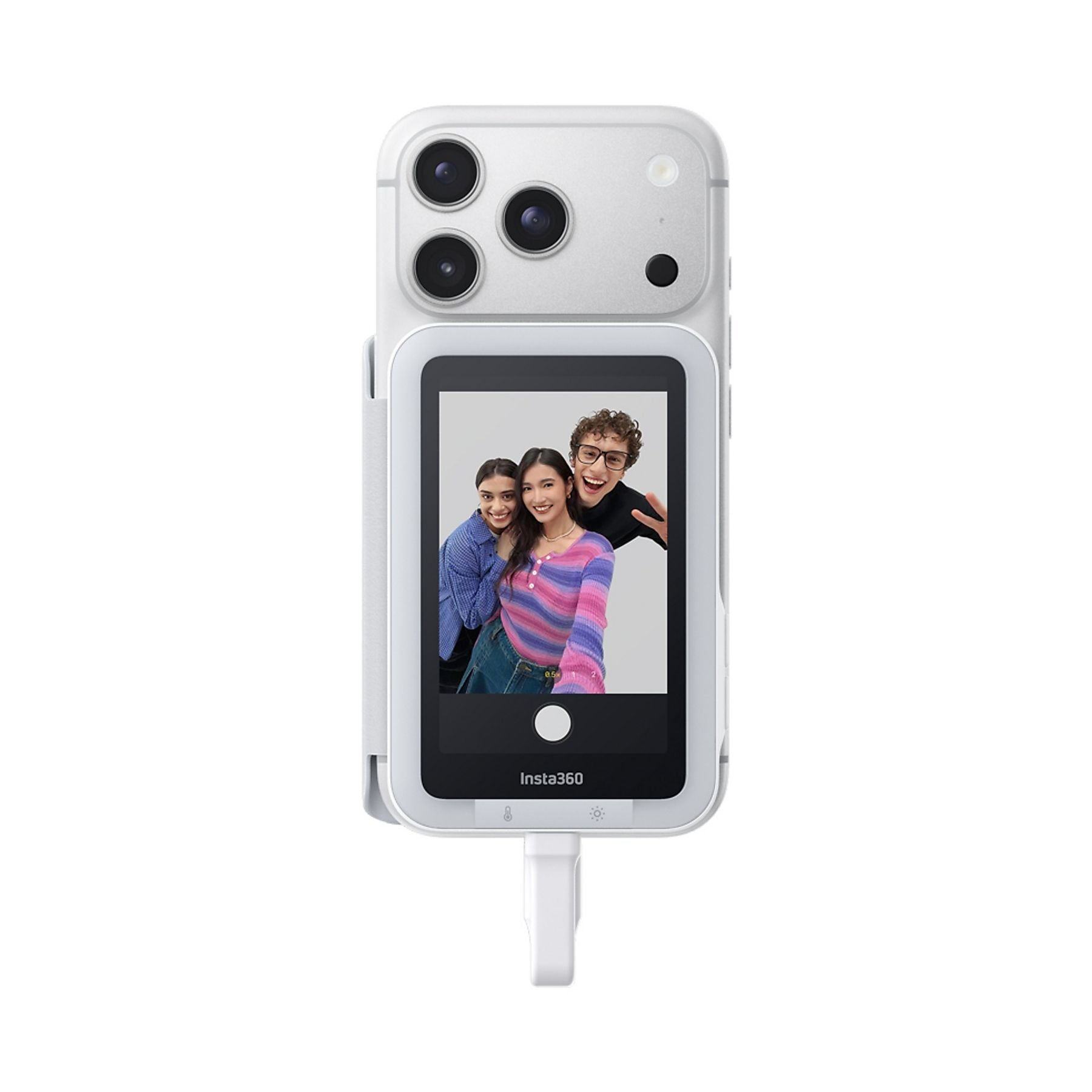 Un teléfono blanco con tres cámaras y una pantalla pequeña con tres personas sonriendo.
