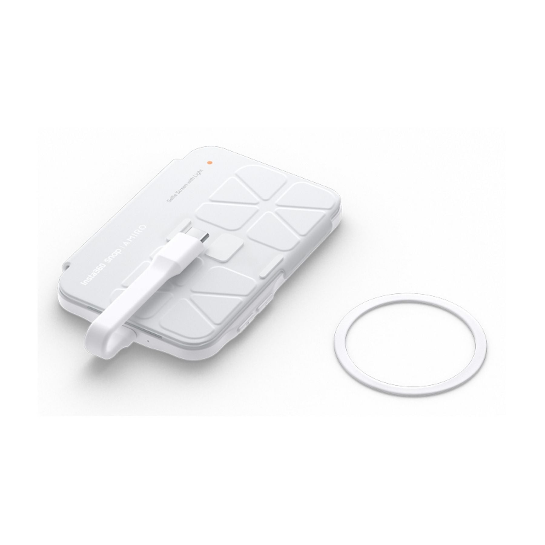 Funda de carga blanca con puerto USB-C y un anillo separado sobre fondo blanco.