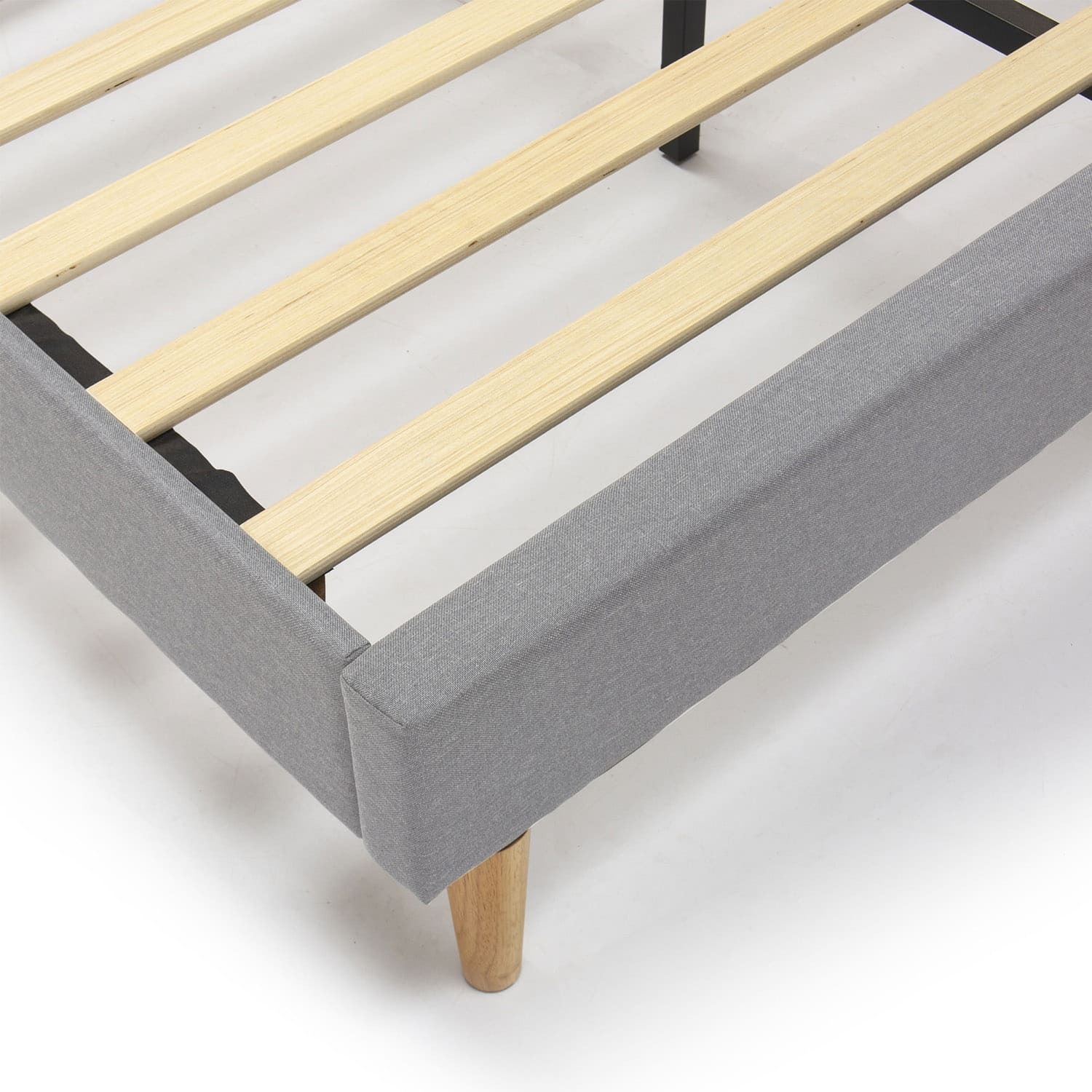 Estructura de cama tapizada gris con listones de madera y patas cónicas.