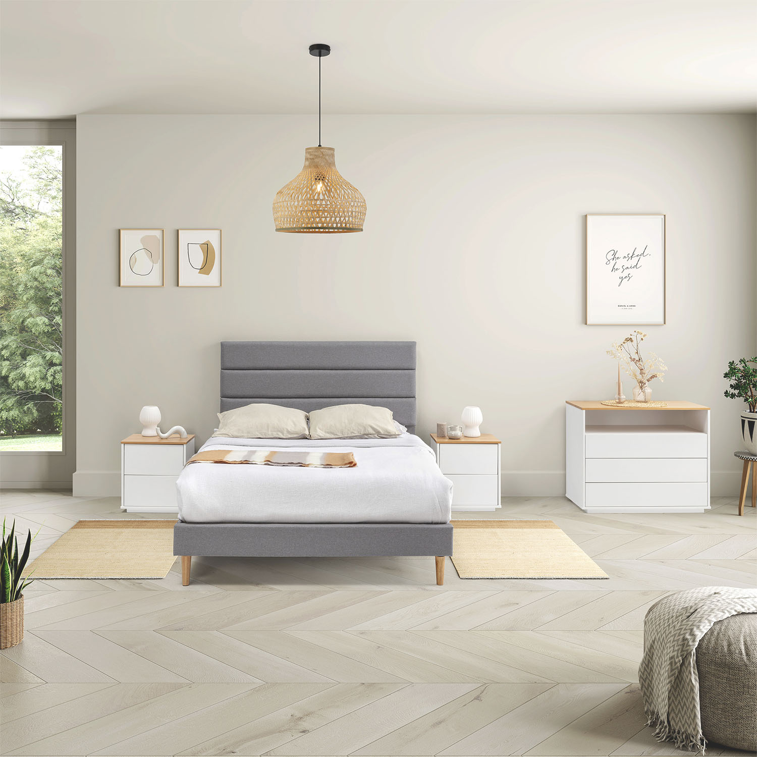 Un dormitorio con cama gris, mesitas, cómoda y ventana.