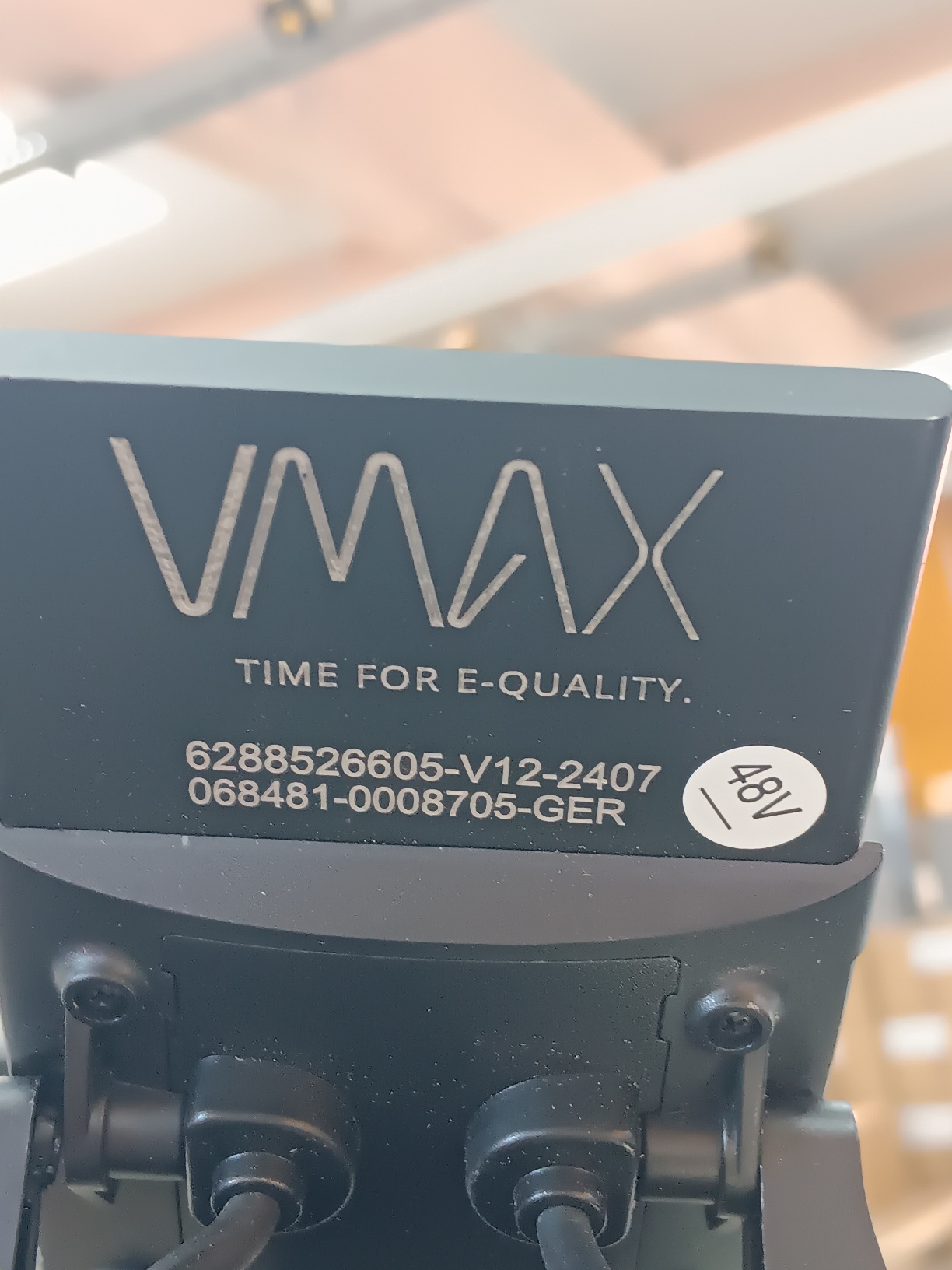 VMAX Logo, mit Text "TIME FOR E-QUALITY" und Seriennummern.