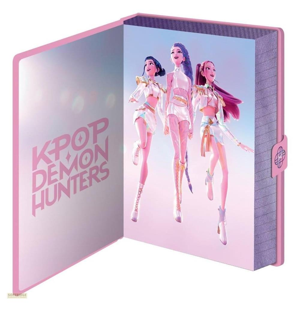 Ein pinkes Notizbuch mit drei K-Pop-Figuren in weißen Outfits.