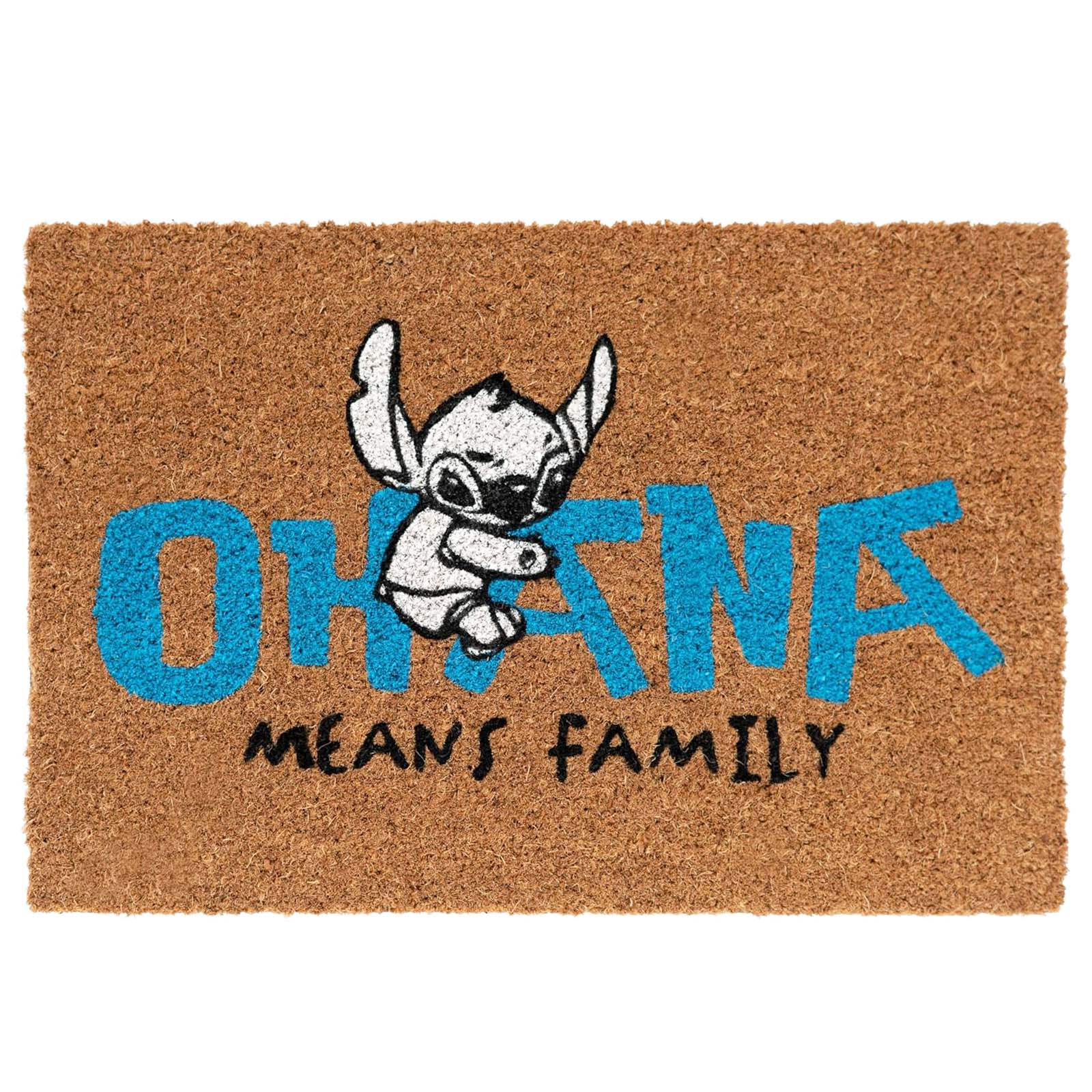 Tappetino con Stitch seduto sulle lettere blu 'OHANA'. Sotto c'è scritto 'MEANS FAMILY'.
