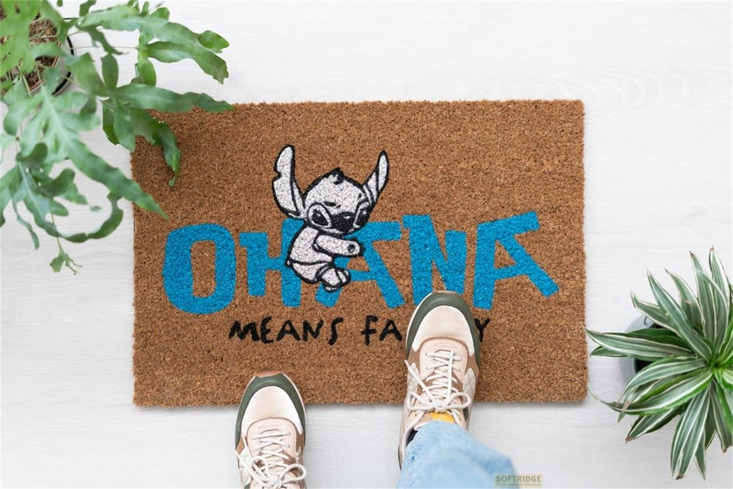 Zerbinotto 'Ohana significa famiglia' di Stitch con piante e piedi in sneakers.
