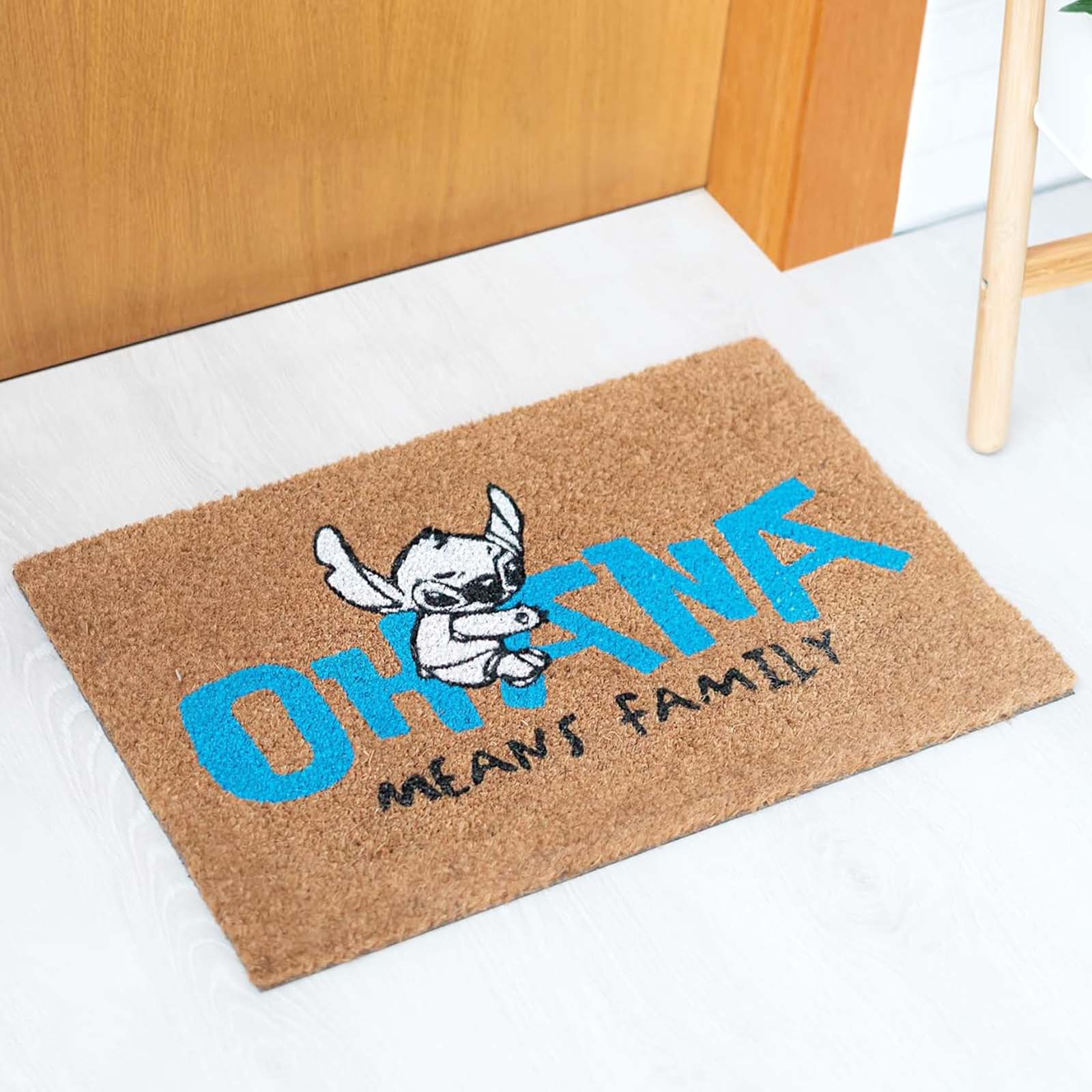 Tappetino in cocco con Stitch che dice "OHANA" e "MEANS FAMILY".