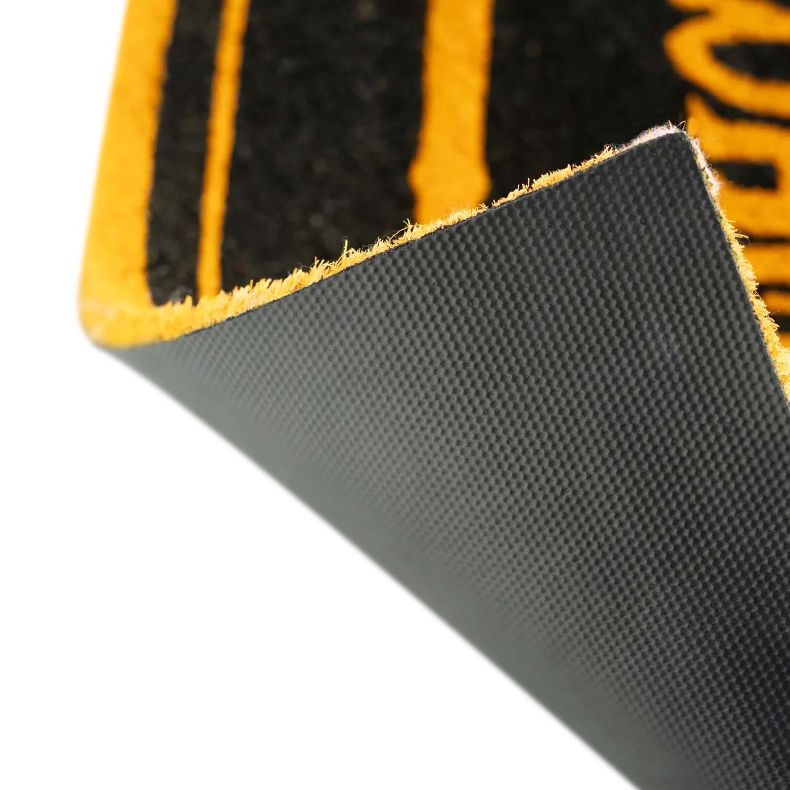 Tappeto nero con strisce gialle, retro con motivo a griglia.