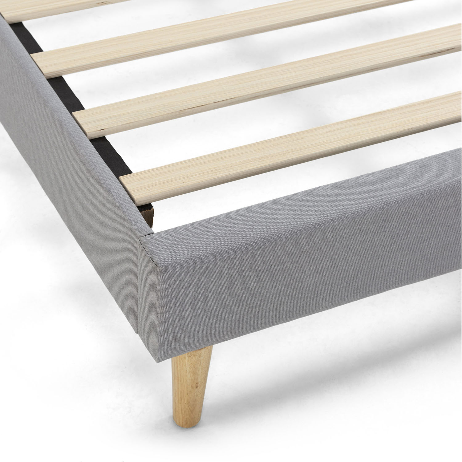 Estructura de cama tapizada gris con listones de madera y patas blancas.