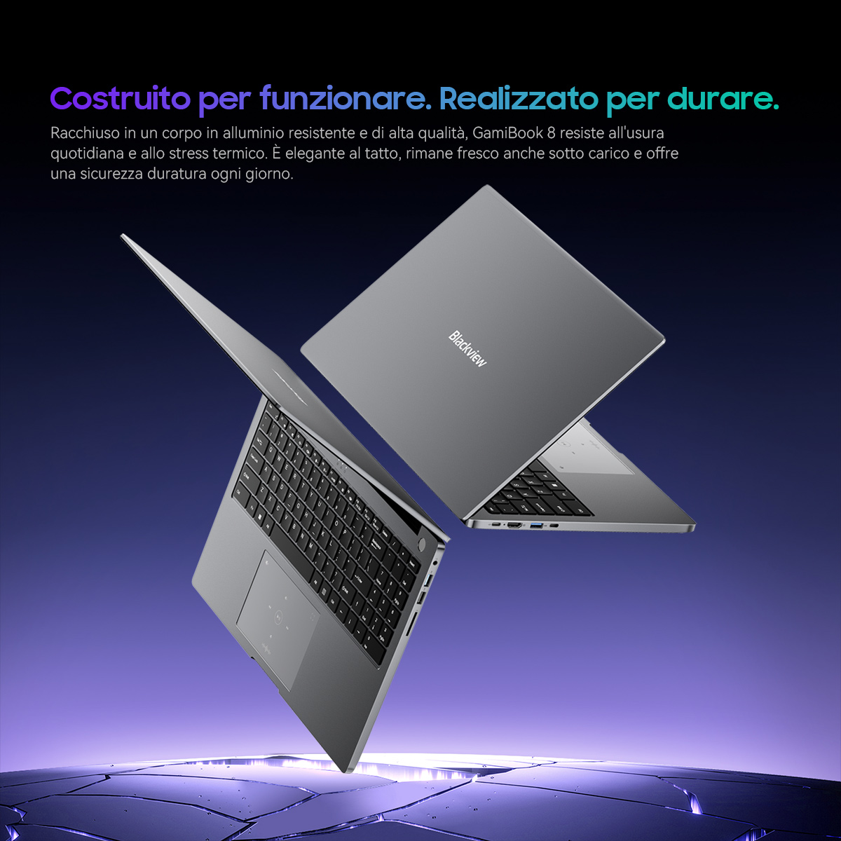 Due laptop grigi, uno aperto, l'altro chiuso, fluttuano nell'oscurità.