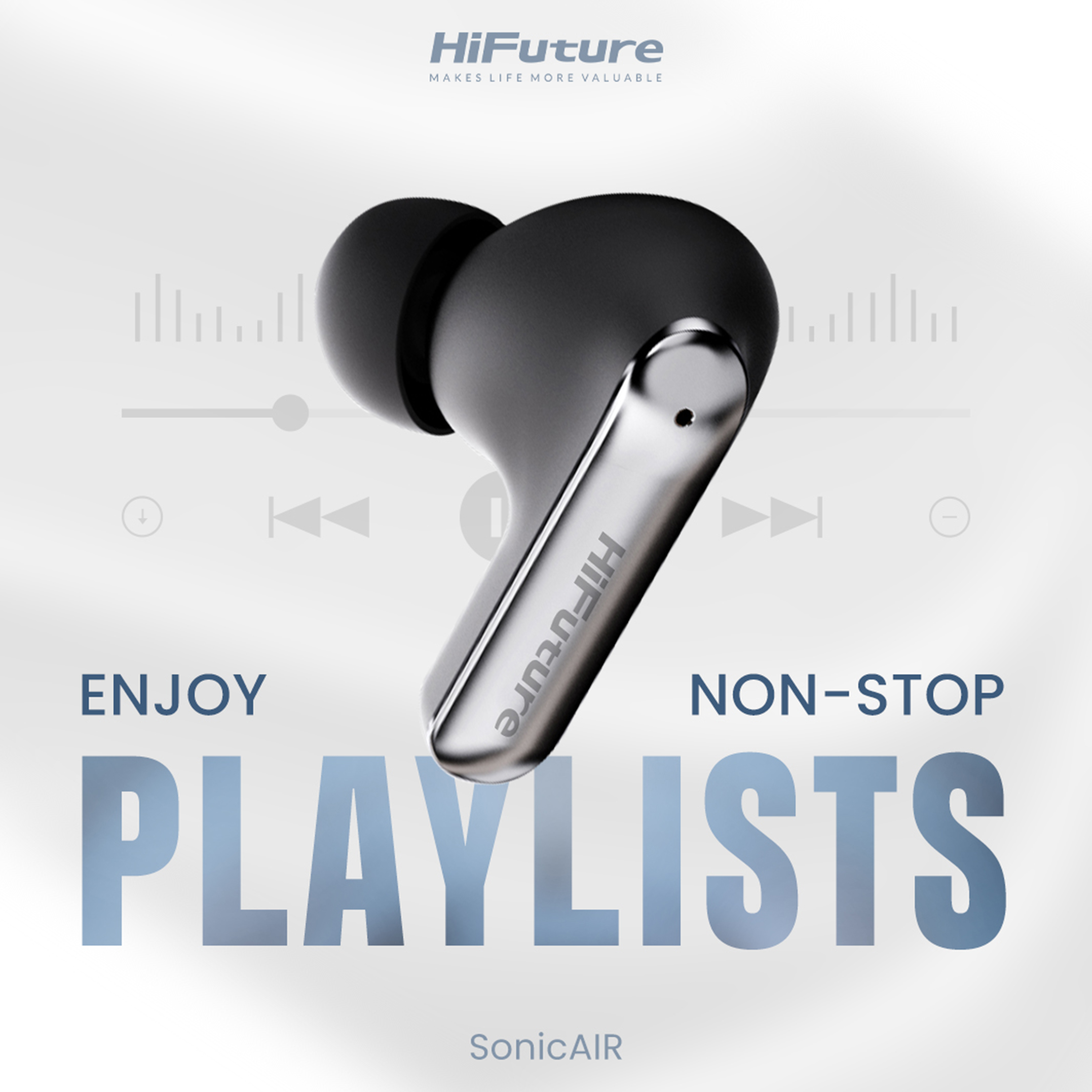 Ein schwarzer kabelloser Ohrhörer mit silberner Spitze, davor die Worte „ENJOY NON-STOP PLAYLISTS“.