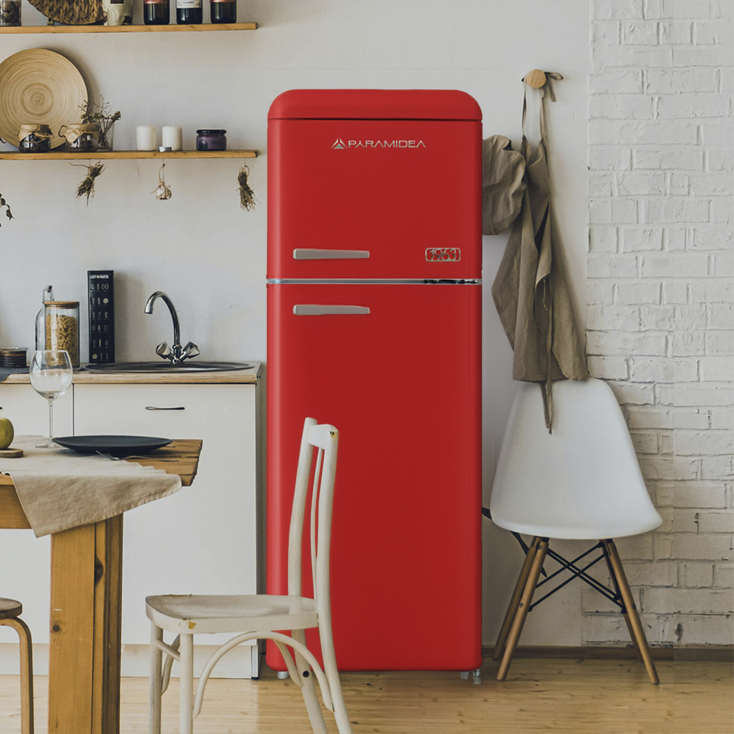 Un frigorifero rosso accanto a un tavolo di legno con sedie in una cucina luminosa.