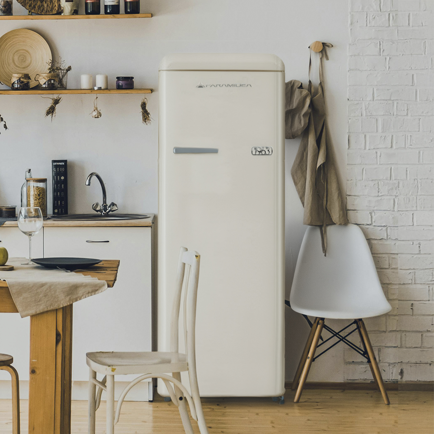Una cucina retrò color crema con tavolo, sedie e frigorifero.