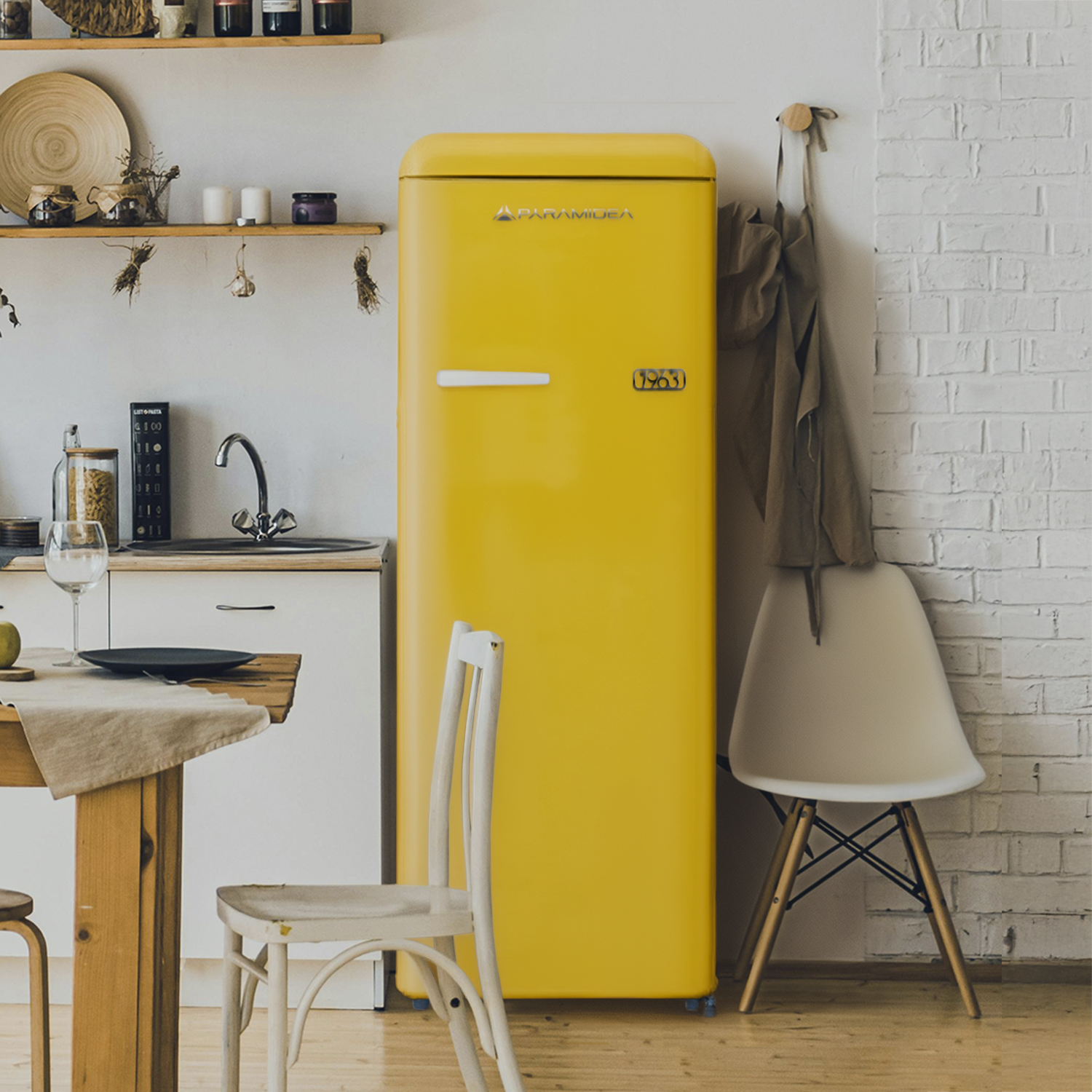 Una cucina retrò con frigorifero giallo, tavolo in legno e sedie.