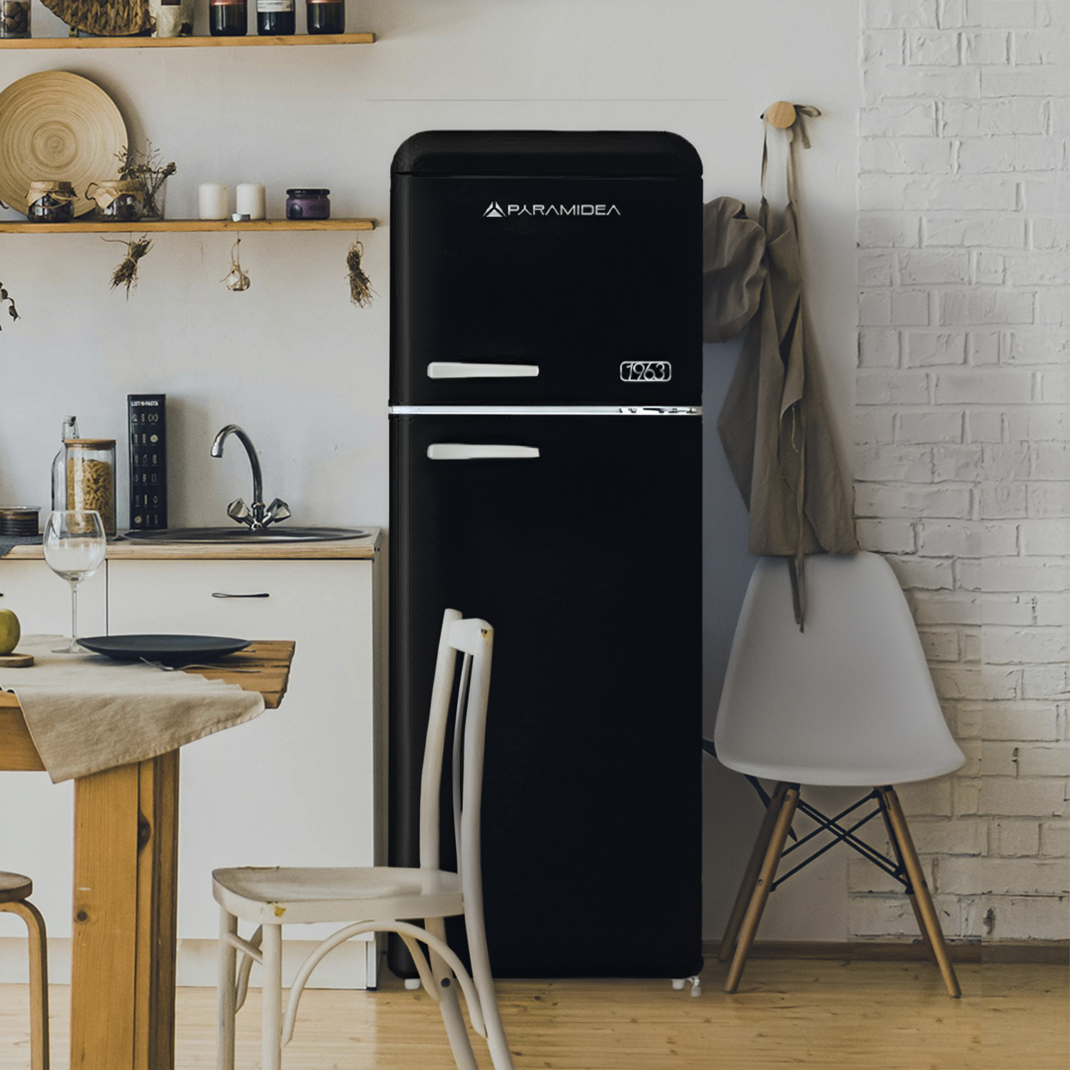 Un frigorifero nero retrò in cucina. Un tavolo di legno con sedie in primo piano.