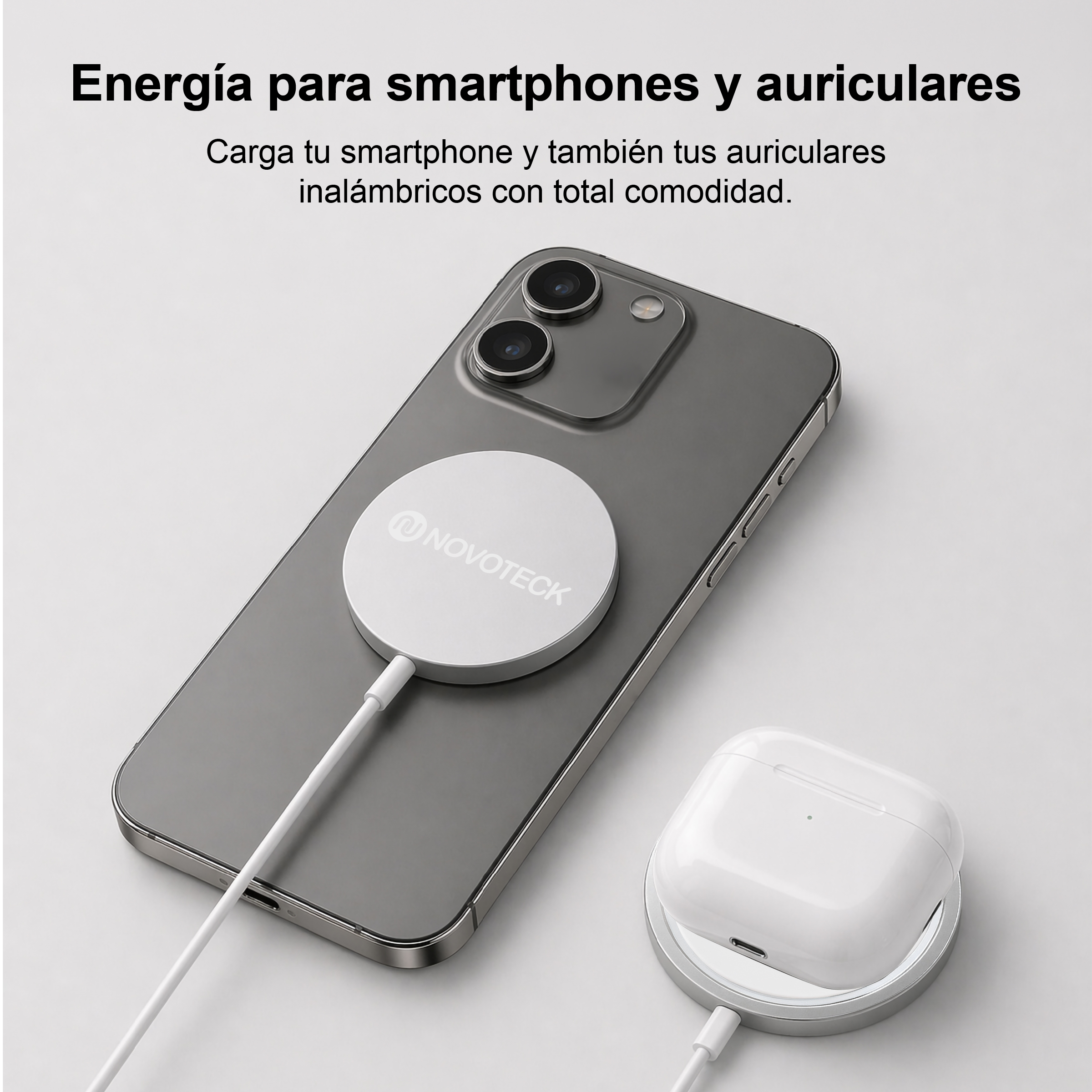 Un smartphone y funda de auriculares blancos cargando inalámbricamente.