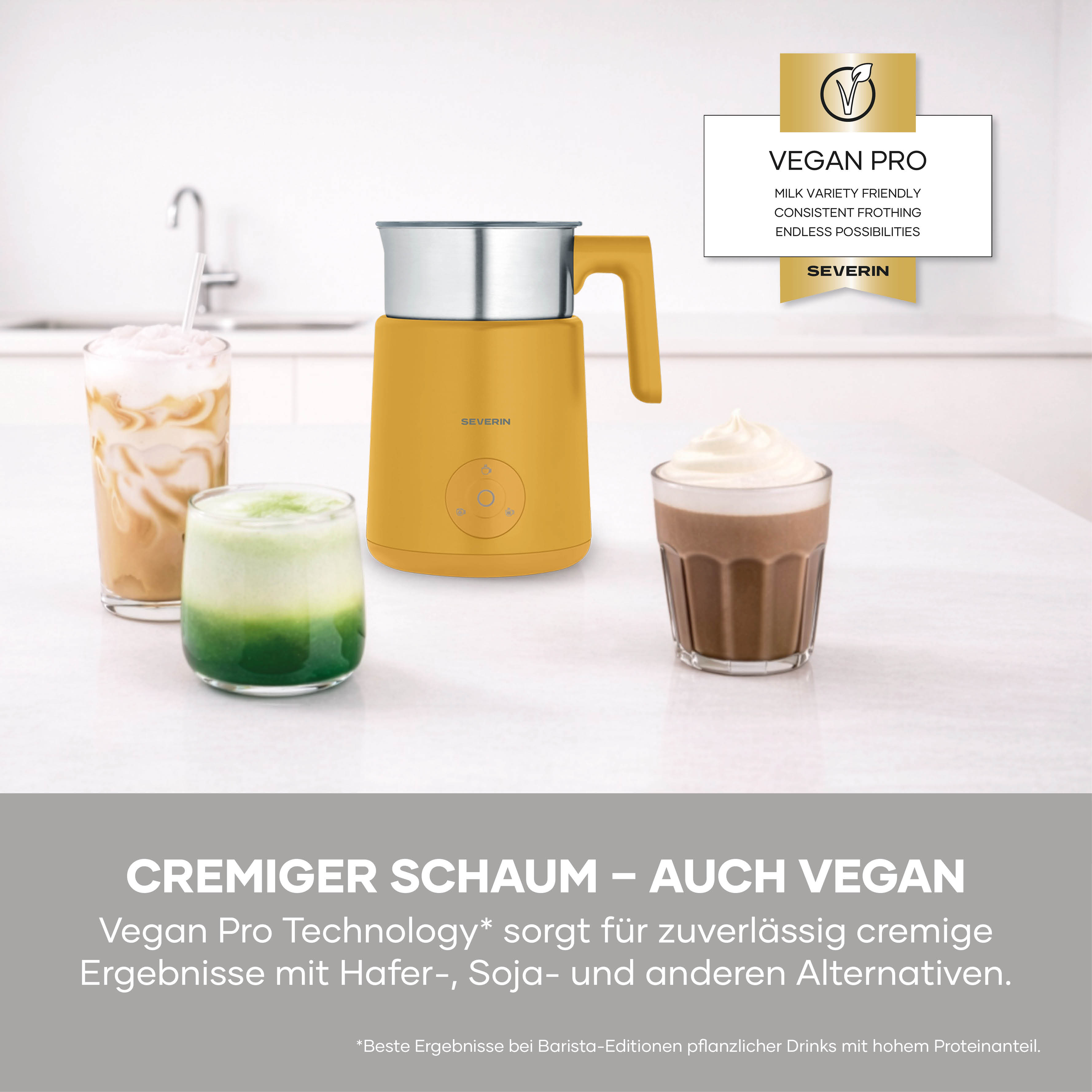 Ein gelber Milchaufschäumer neben drei Getränken, darunter ein grünes und ein karamellfarbenes.