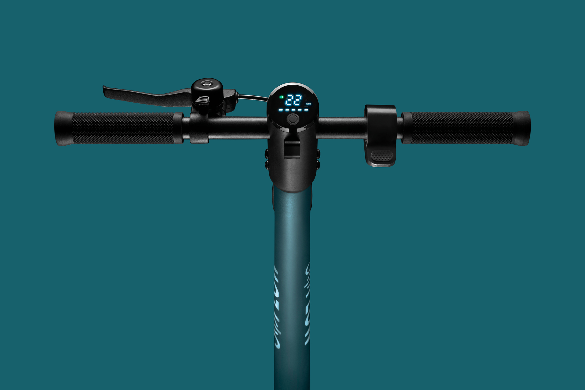 Lenker eines E-Scooters mit digitaler Anzeige von 22 km/h.