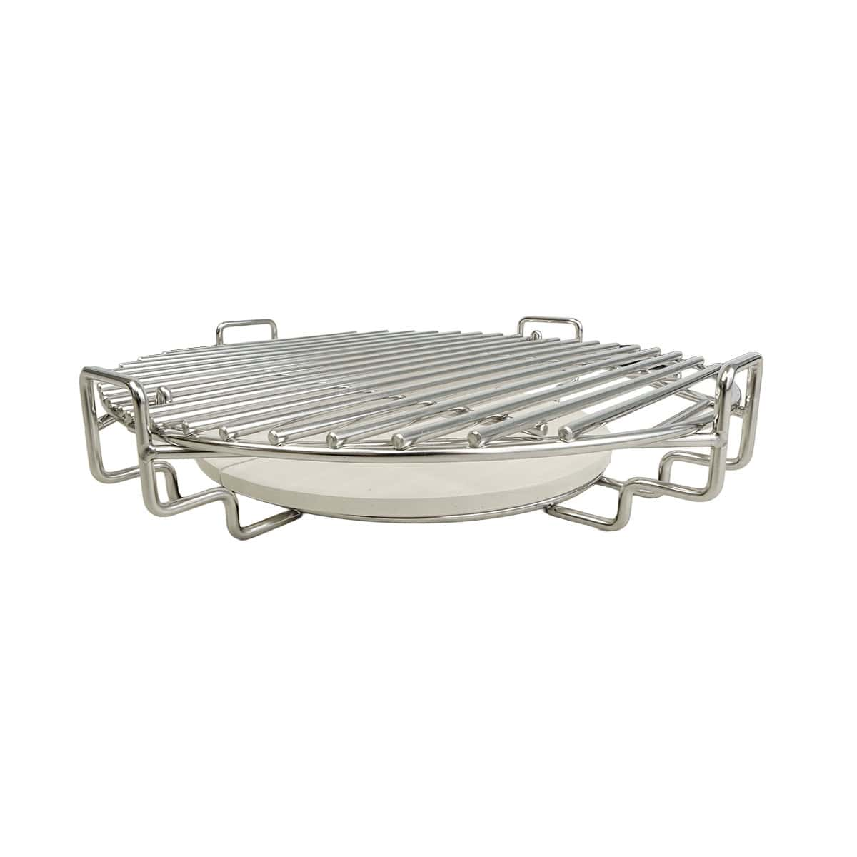 Een ronde metalen grillrooster met een keramische inzet op witte achtergrond.