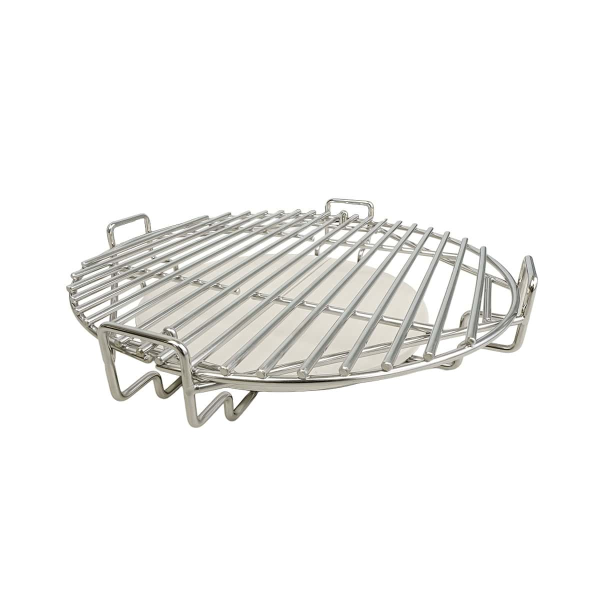Een ronde, zilveren grillrooster met een witte keramische steen eronder op een witte achtergrond.