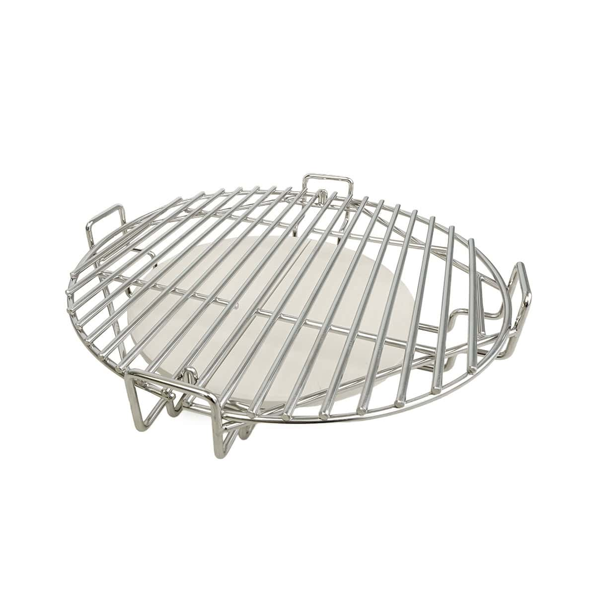 Een rond metalen grillrooster met een witte keramische steen eronder.