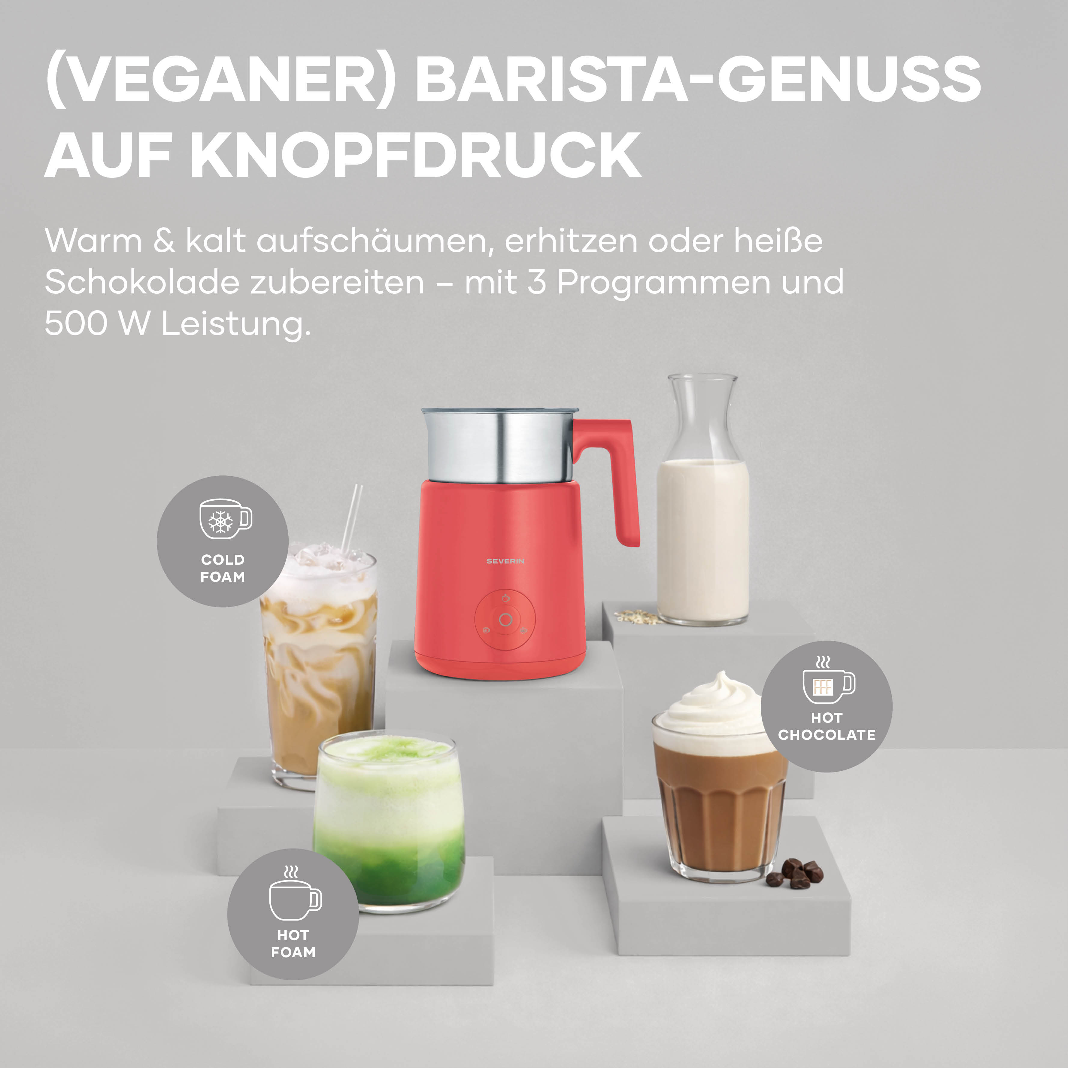 Ein roter Milchaufschäumer neben Getränken, die kaltem und heißem Schaum, heißer Schokolade und grünem Tee ähneln.