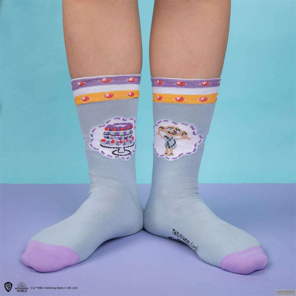 Calcetines azul claro con estampados de tarta y Dobby. Puntas moradas, fondo azul y morado.