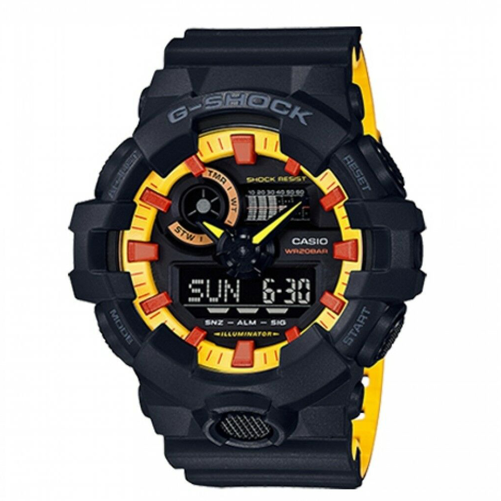 Sarı vurgulu siyah G-Shock saat, dijital ekranı ve düğmeleri var.