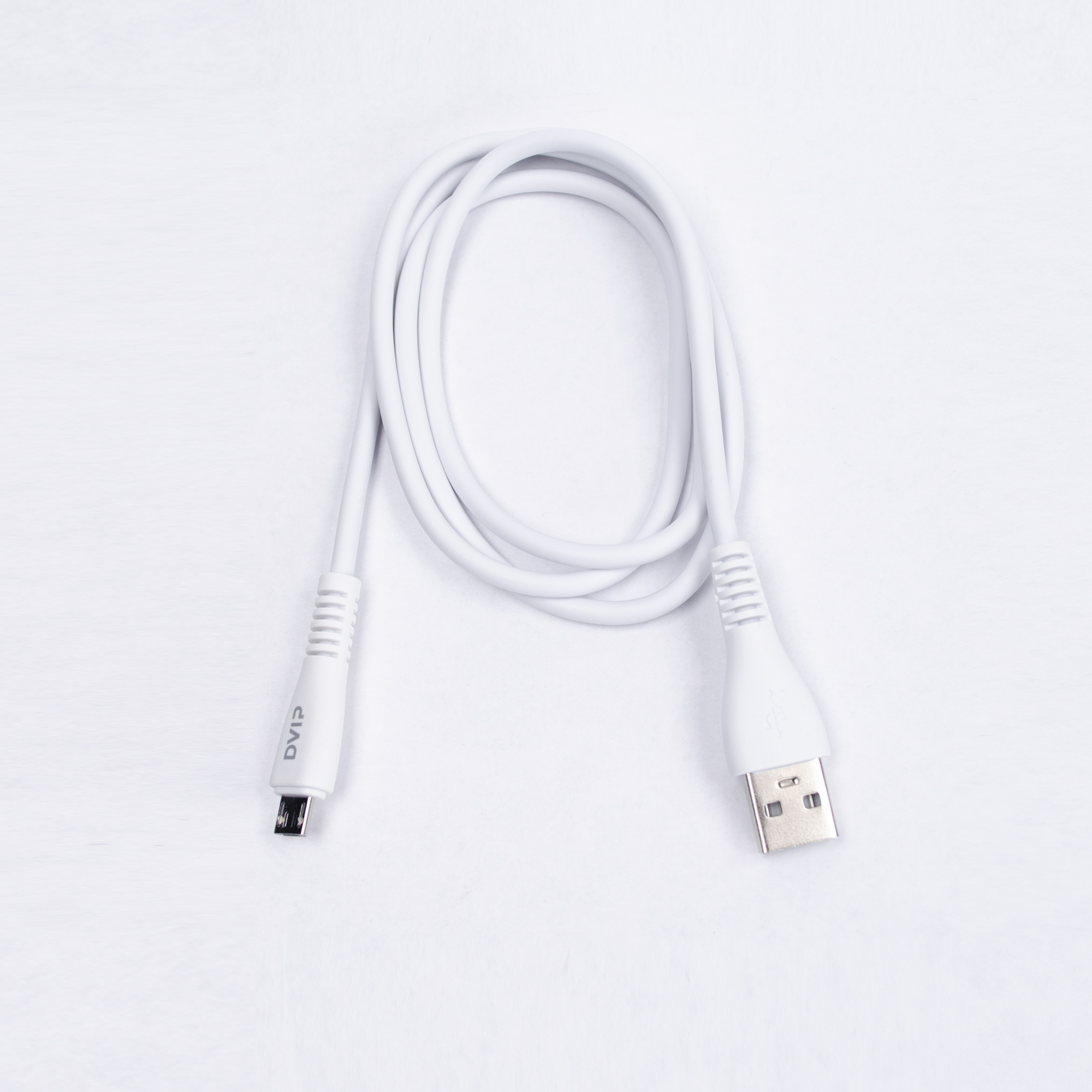 USB-A ve Micro USB konektörlü beyaz bir USB - Micro USB kablosu.