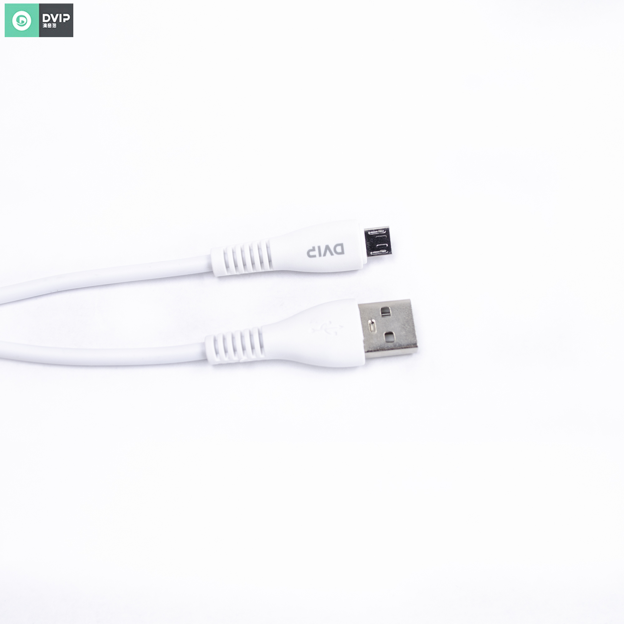 Beyaz arka plan üzerinde farklı konektörlere sahip iki beyaz USB kablosu.