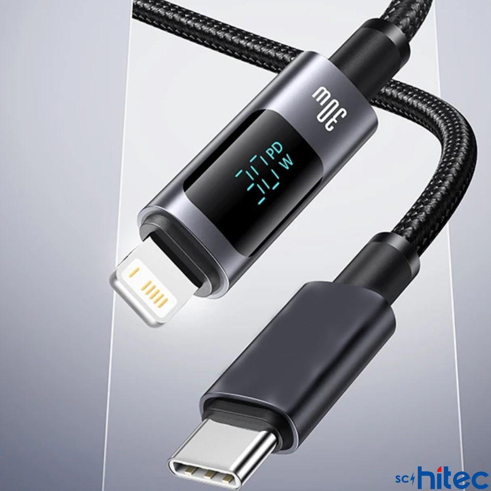 USB-C ve Lightning konektörlü siyah örgülü şarj kablosu. Dijital ekran 30W gösteriyor.