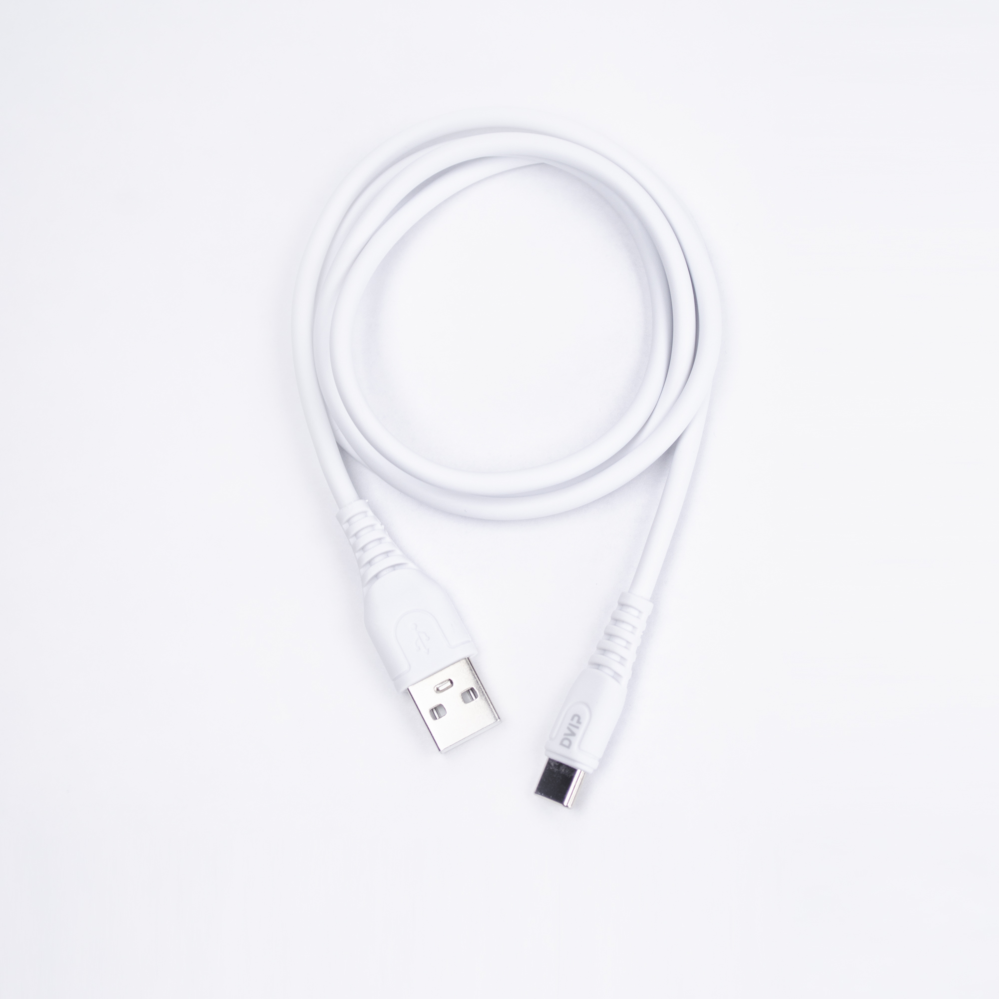 Beyaz bir USB-C - USB-A kablosu beyaz zeminde duruyor.
