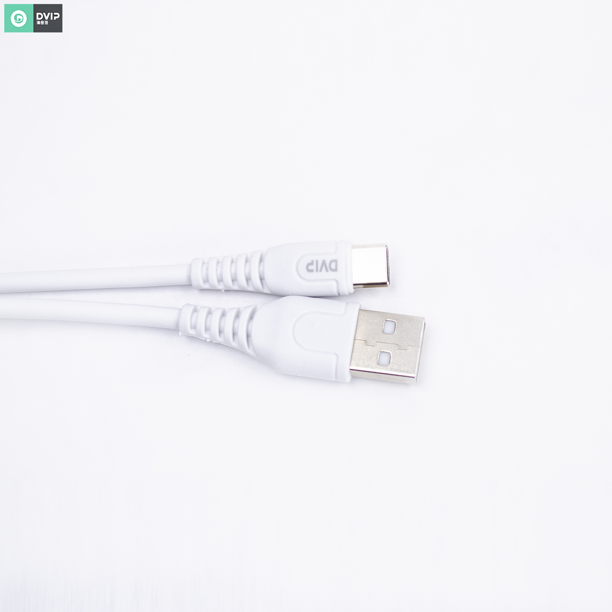 Markalı beyaz bir USB-C - USB-A kablosu.