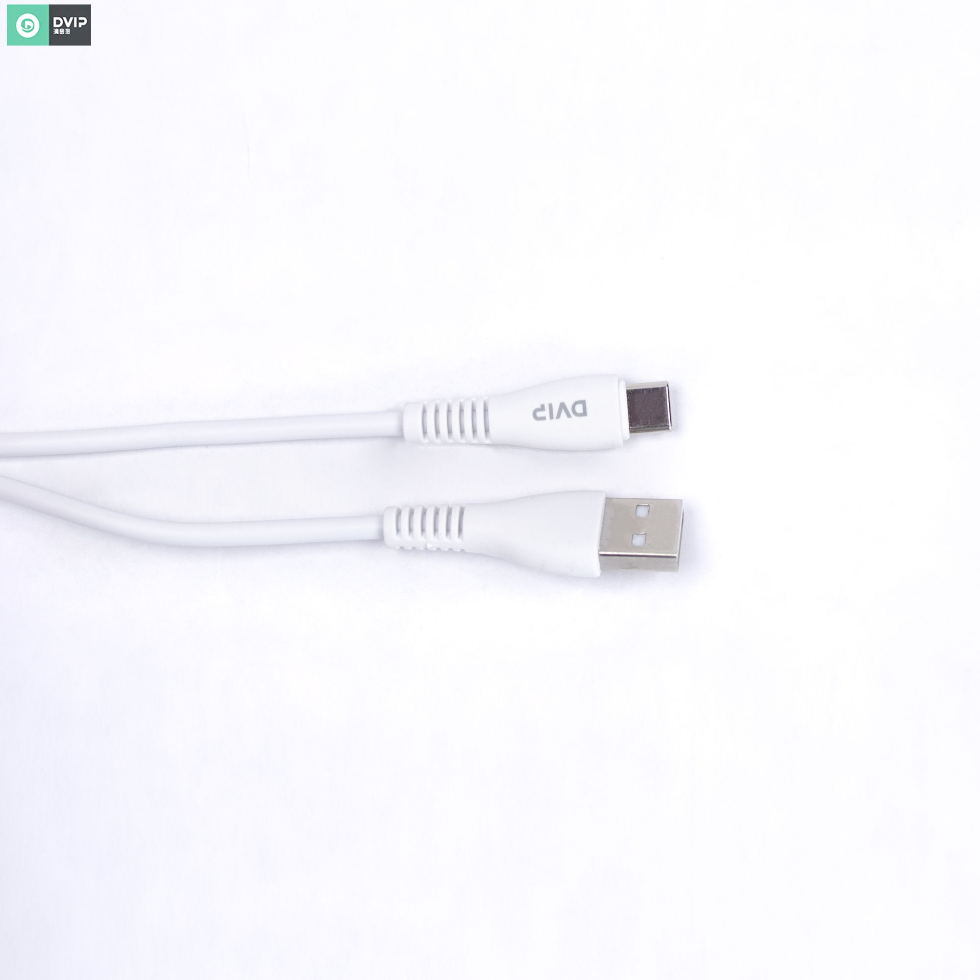 Beyaz bir USB-C - USB-A kablosu beyaz zeminde duruyor.