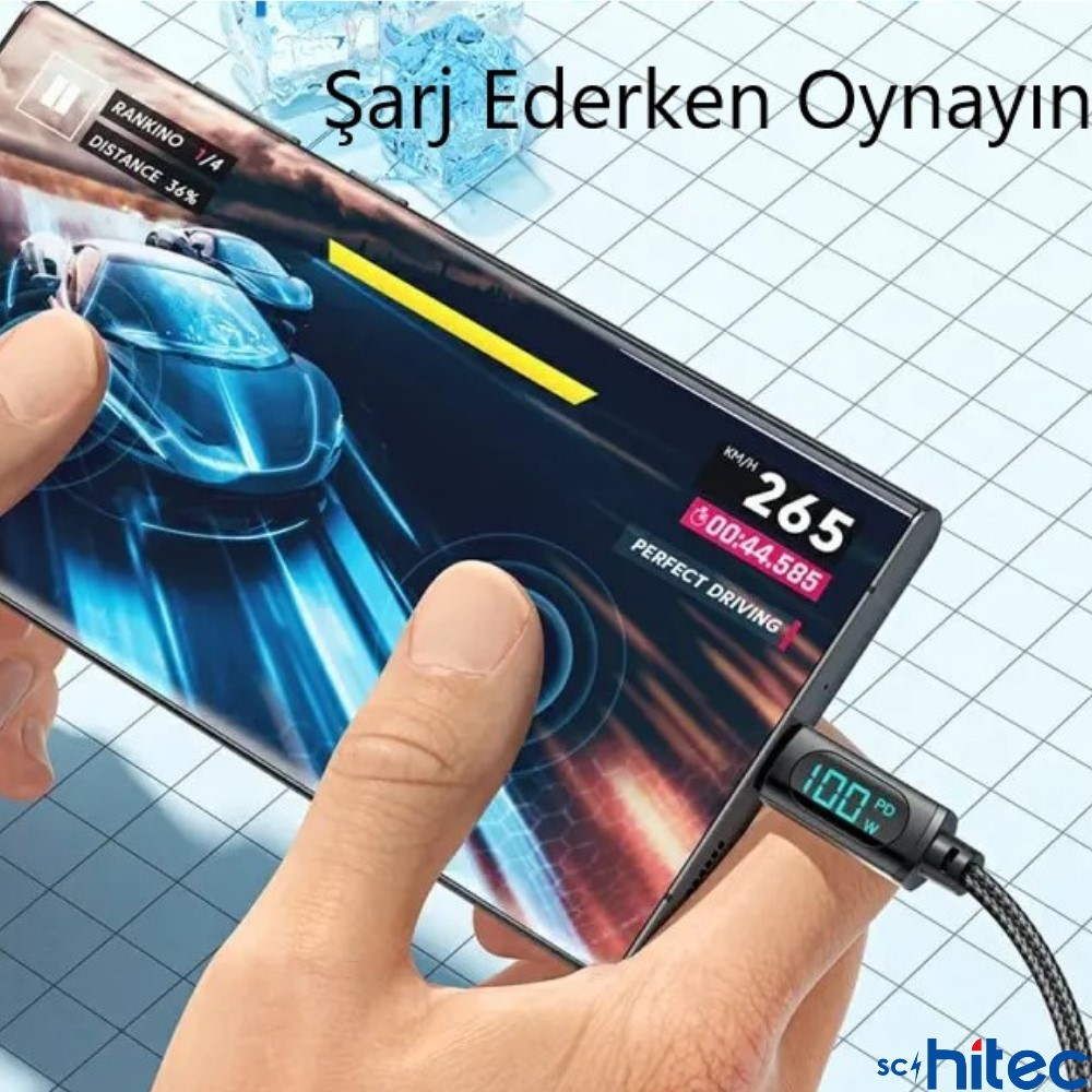 Şarj olurken yarış oyunu oynayan akıllı telefonu tutan el.