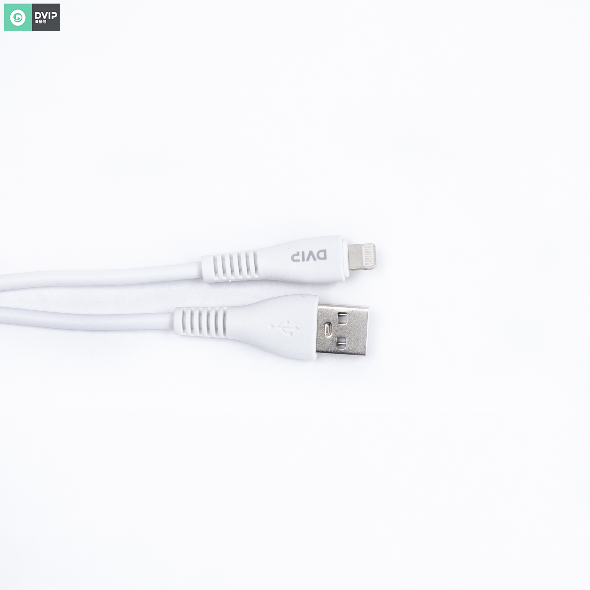 Beyaz arka plan üzerinde gümüş konektörlü beyaz USB - Lightning kablosu.