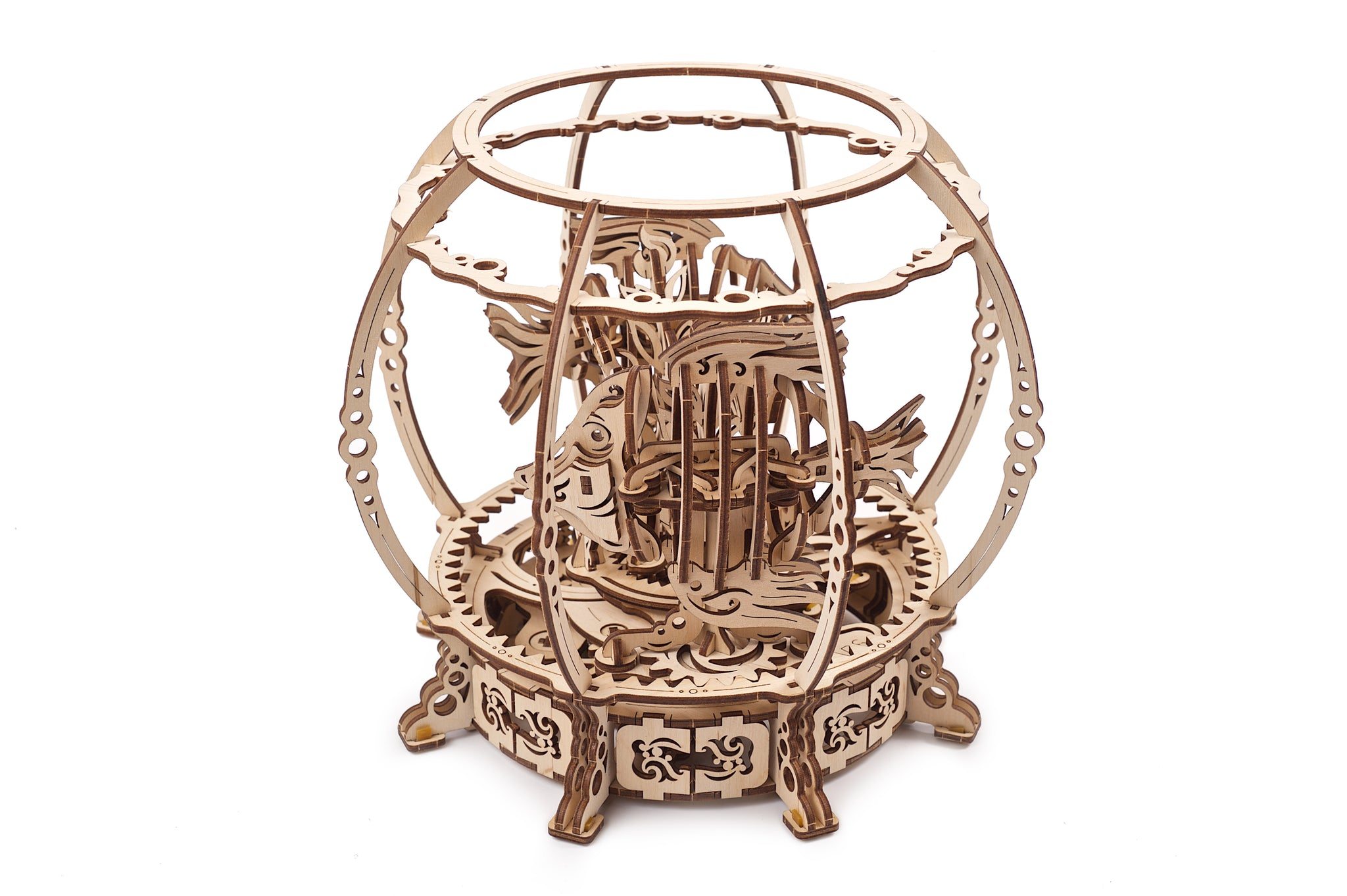 Modèle mécanique en bois d'un globe avec des gravures complexes de créatures mythiques.