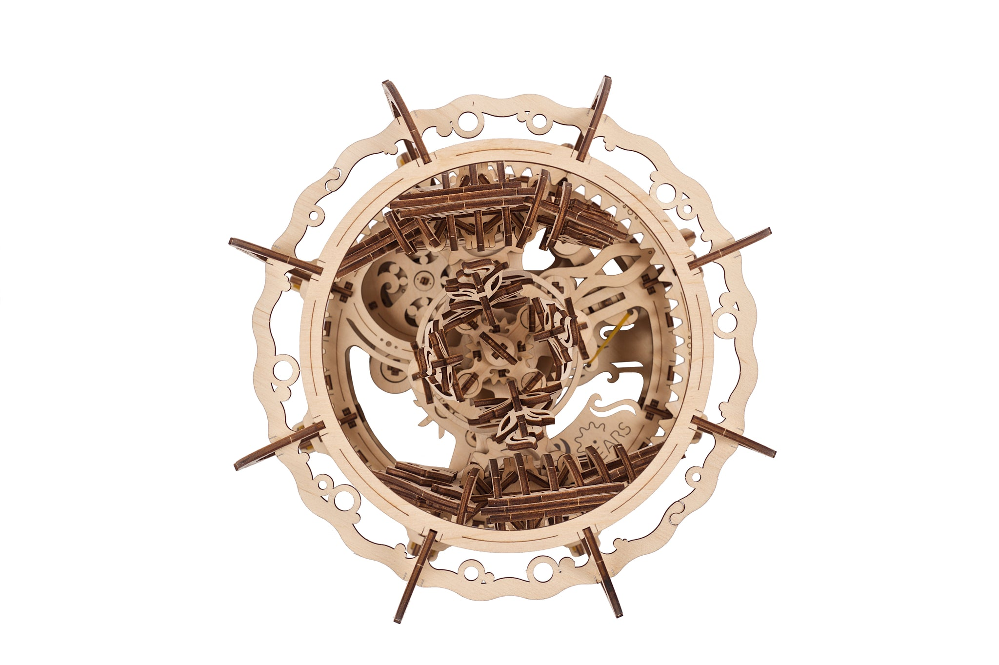 Un modèle complexe en bois d'un mécanisme d'engrenage avec un design de roue de gouvernail.