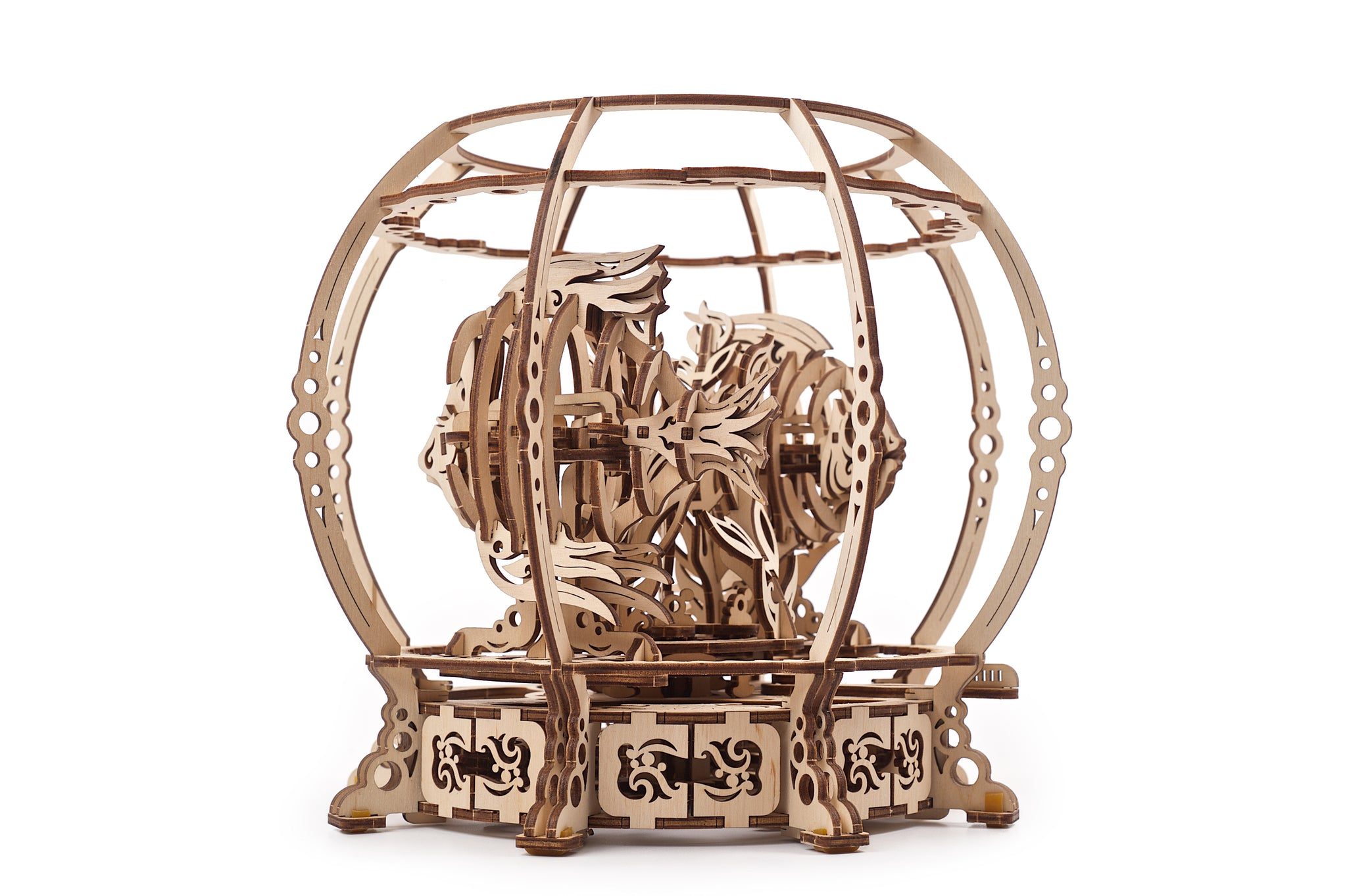 Modèle mécanique en bois d'un globe avec des découpes complexes et des engrenages.